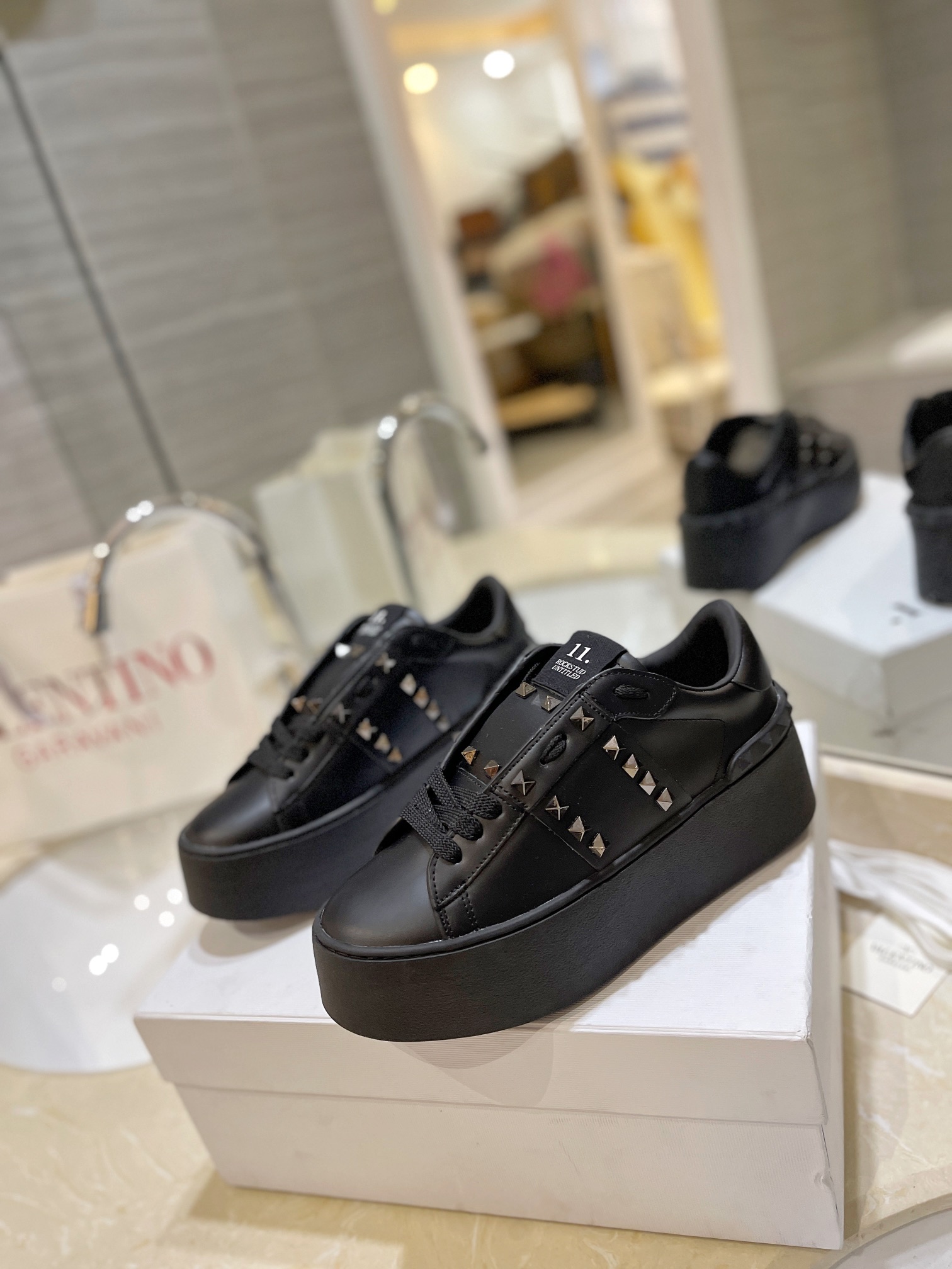 Bagsaaa Va1e*ntin0 Garavani Rockstud Untitled leather flatform sneakers in black