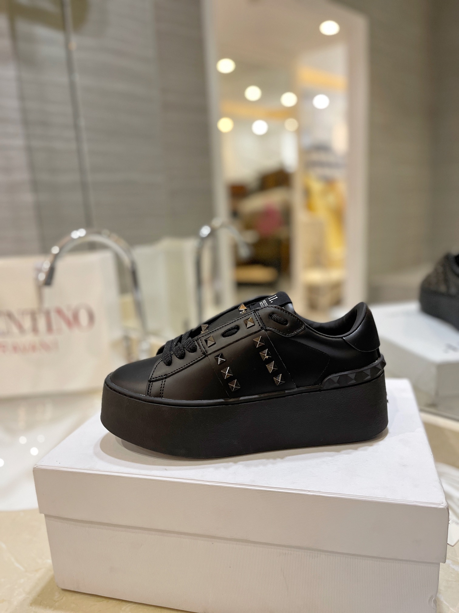Bagsaaa Va1e*ntin0 Garavani Rockstud Untitled leather flatform sneakers in black