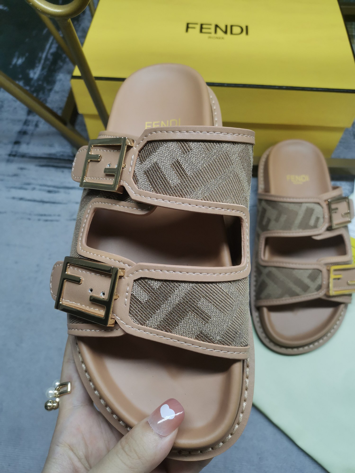 Bagsaaa F**di Feel FF chenille slides in caramel