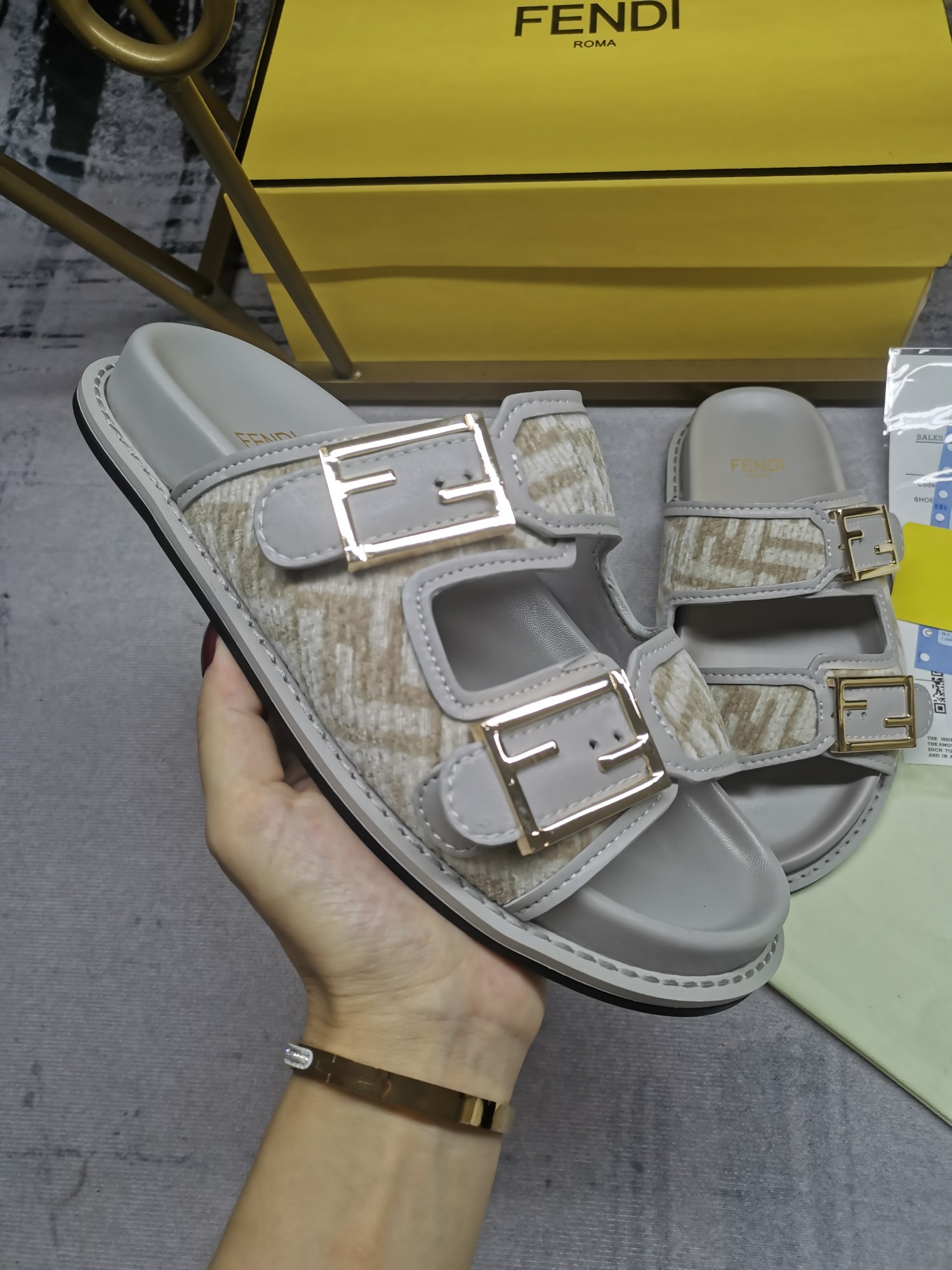 Bagsaaa F**di Feel FF chenille slides in gray