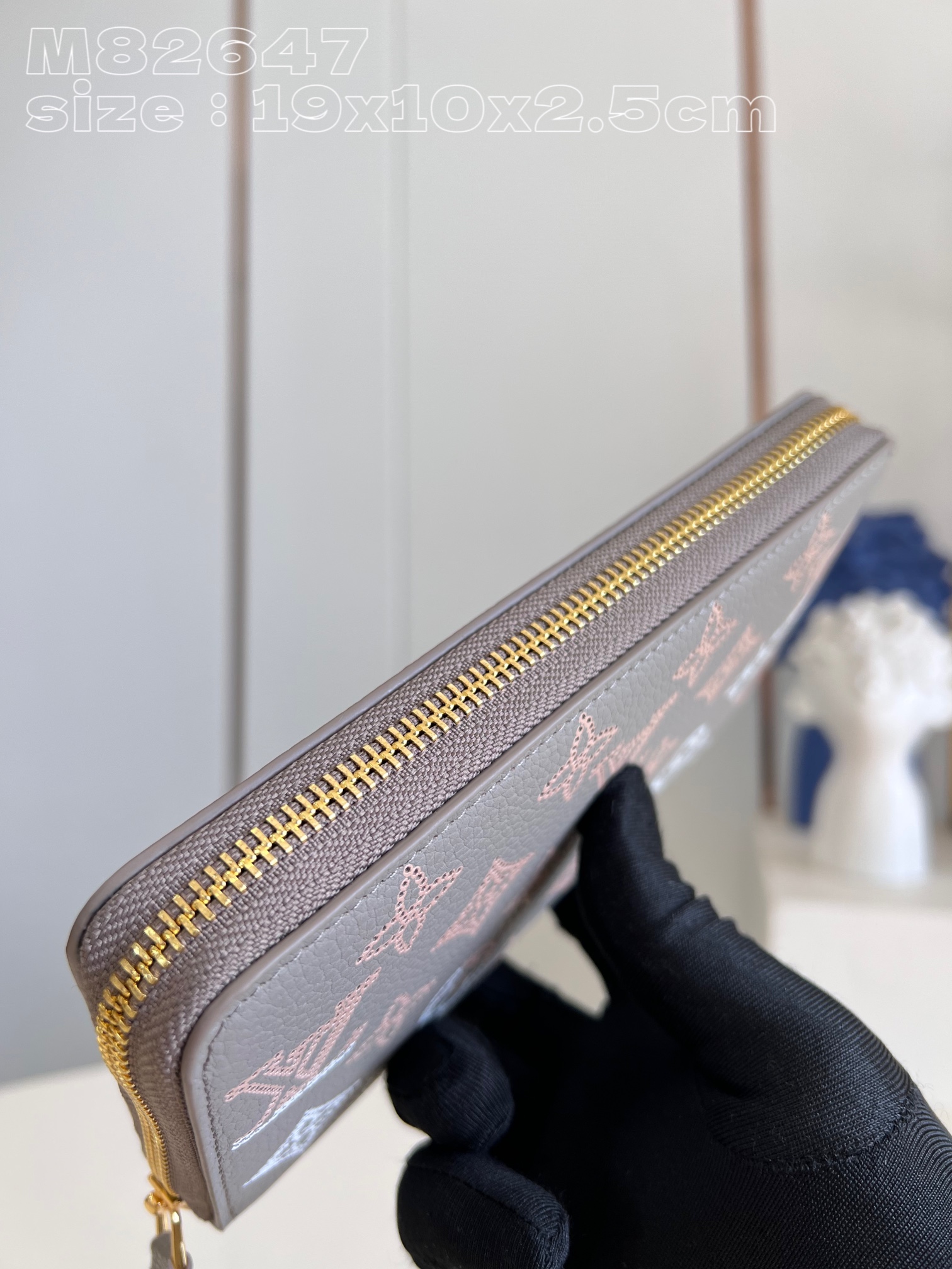 Bagsaaa L0vis Vvtt0n Zippy Wallet Mahina Flight Mode In Grey - 19*10*2.5cm