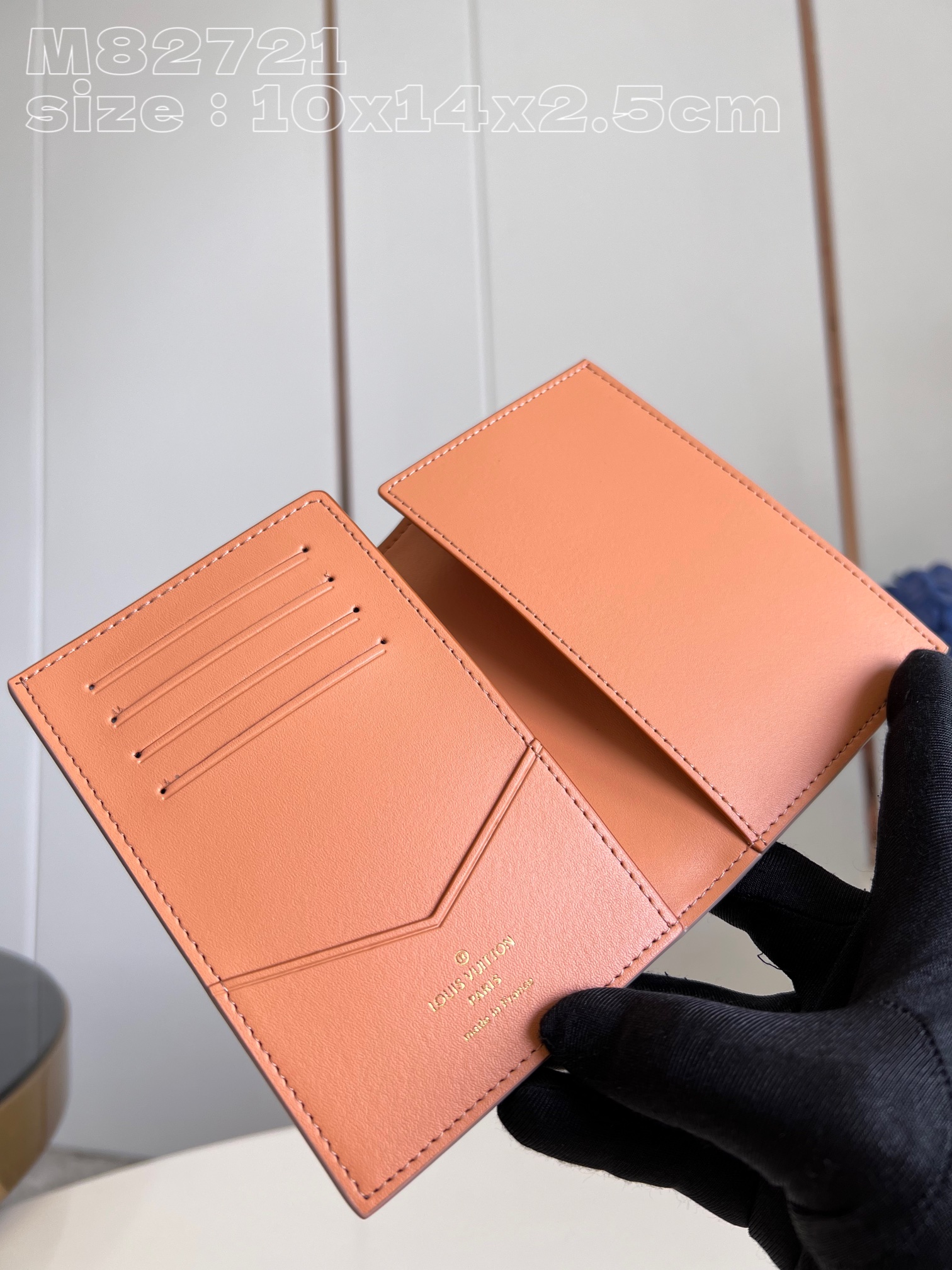Bagsaaa L0vis Vvtt0n Passport Cover Mahina Flight Mode In Grey