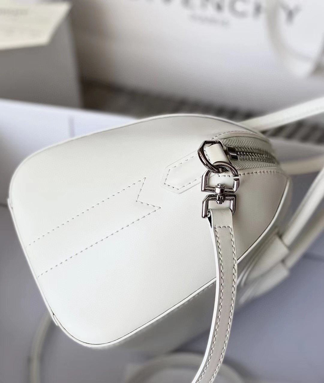 Bagsaaa Givenchy Mini Antigona White - 22*27*13cm