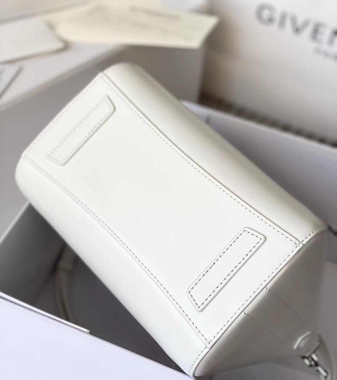 Bagsaaa Givenchy Mini Antigona White - 22*27*13cm