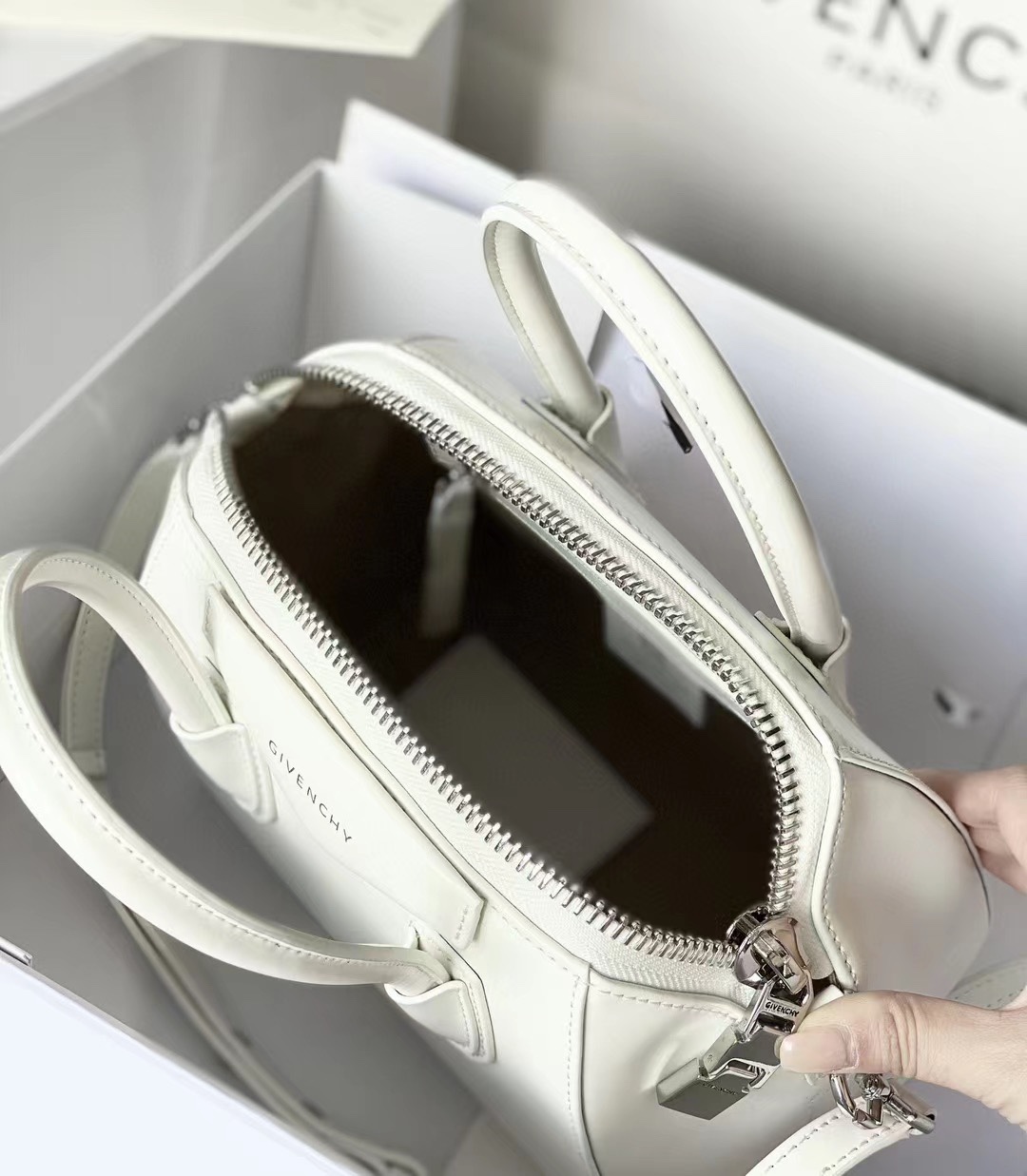 Bagsaaa Givenchy Mini Antigona White - 22*27*13cm