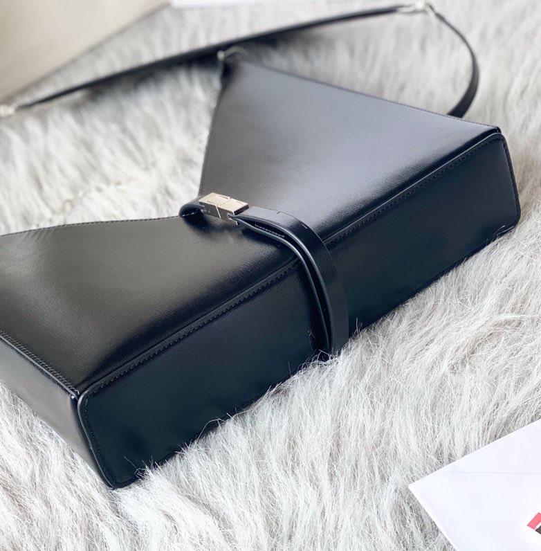 Bagsaaa Givenchy Cut-Out Small Shoulder Bag Black - 27*27*6cm