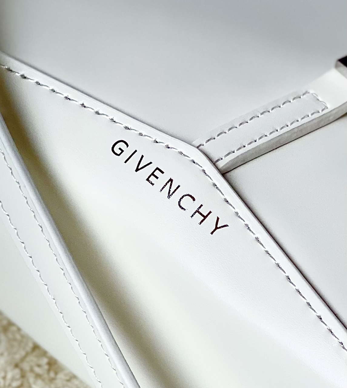 Bagsaaa Givenchy Cut Out Bag In Glossy White Leather With Chain In Bianco
