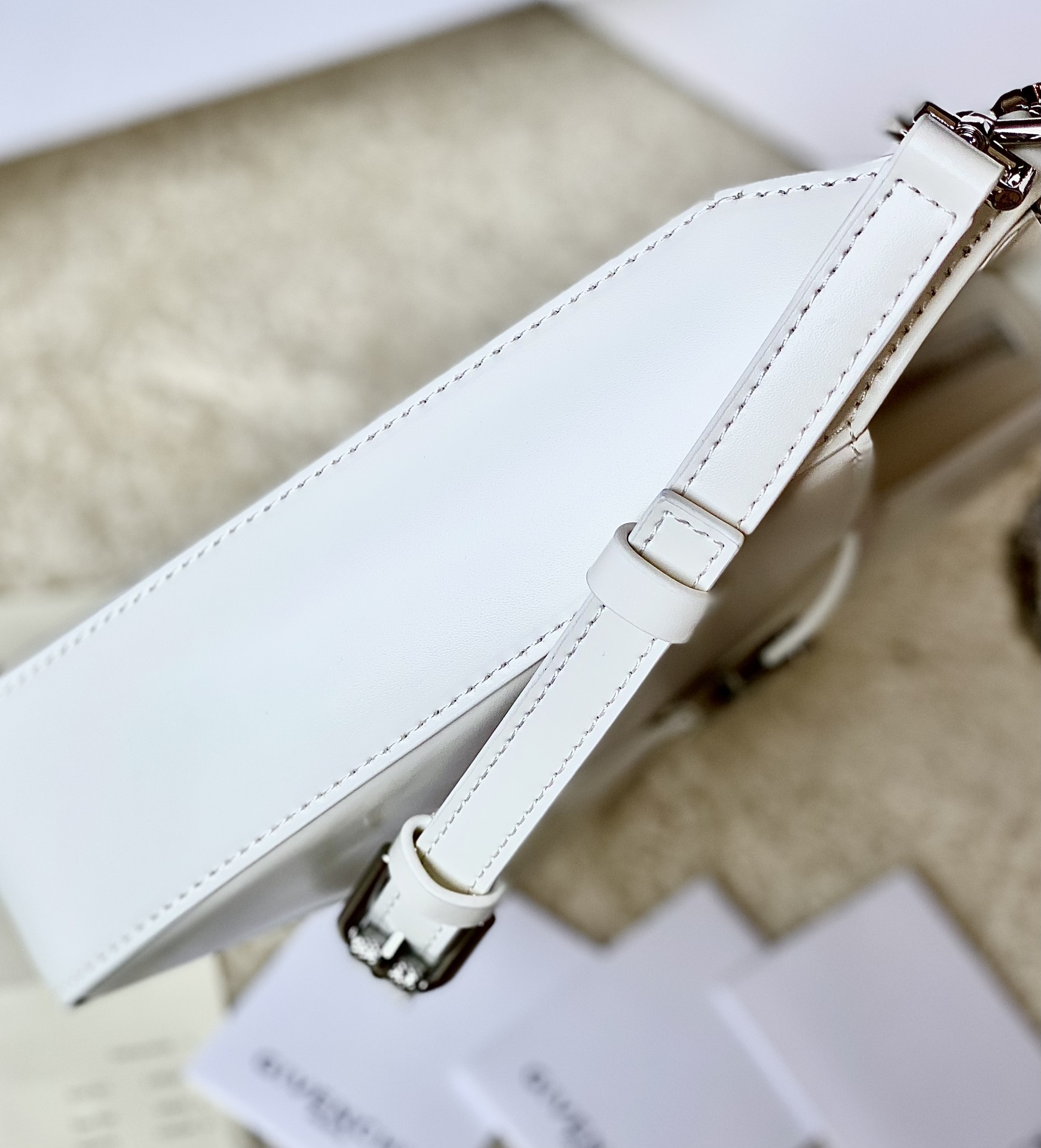 Bagsaaa Givenchy Cut Out Bag In Glossy White Leather With Chain In Bianco