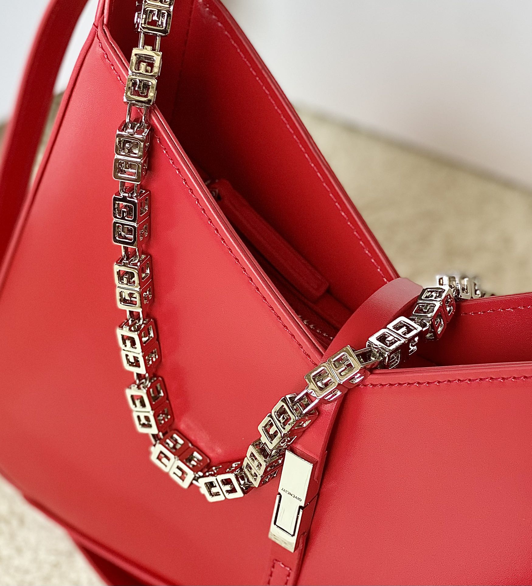Bagsaaa Givenchy Cut Out Bag In Glossy Red Leather With Chain In Bianco