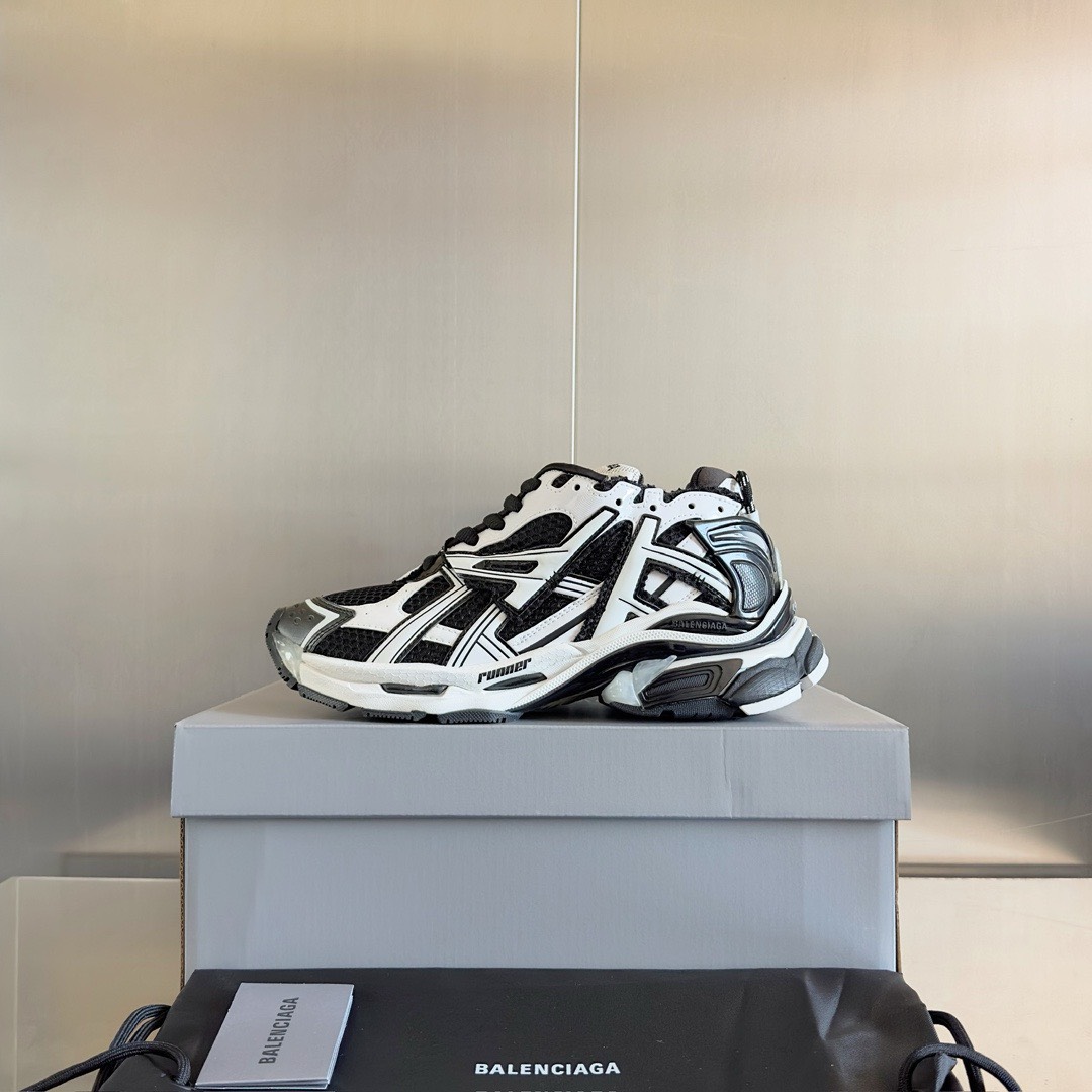 Bagsaaa Ba1en*iaga Runner panelled trainers black & white