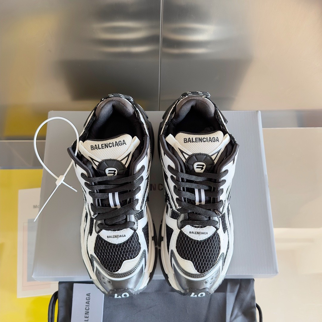 Bagsaaa Ba1en*iaga Runner panelled trainers black & white