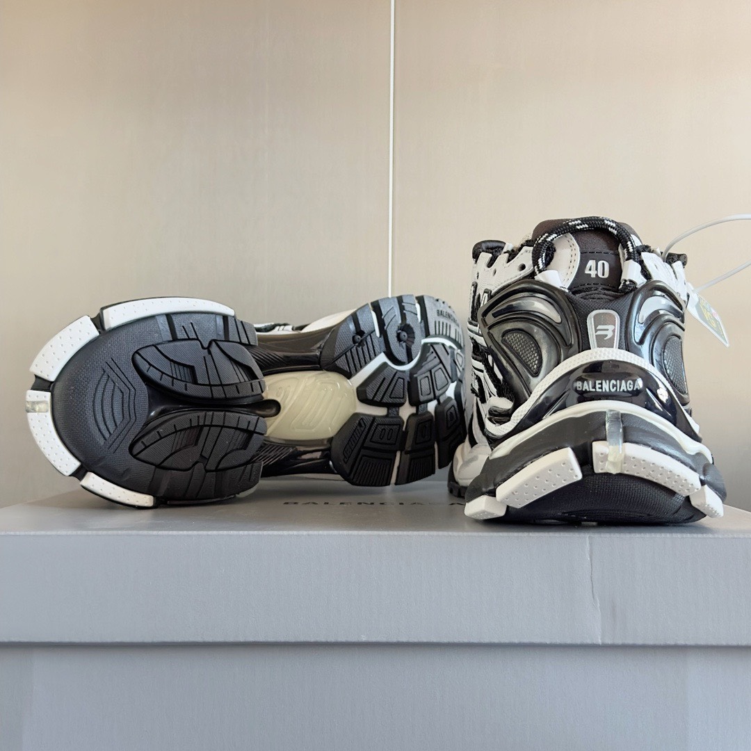Bagsaaa Ba1en*iaga Runner panelled trainers black & white