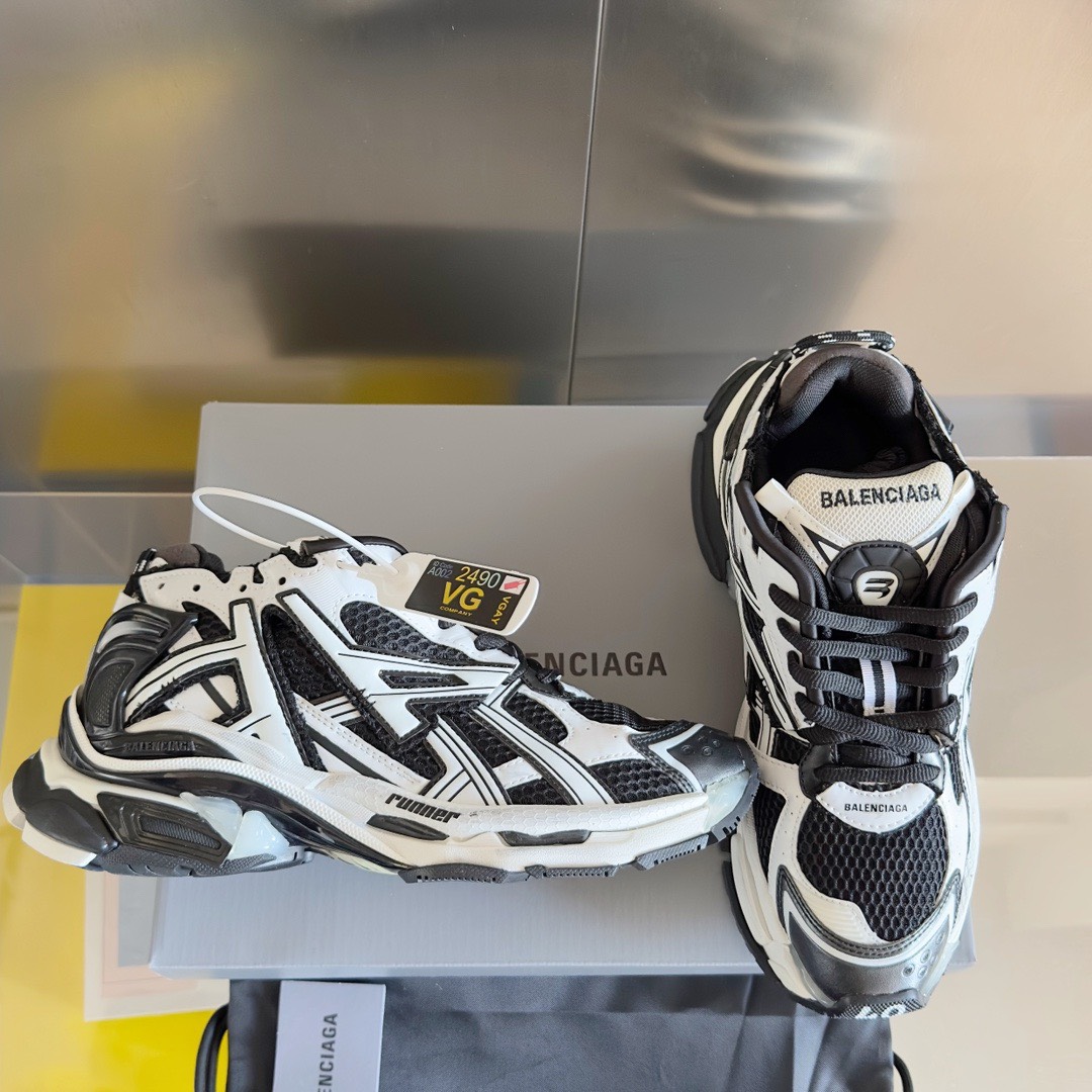 Bagsaaa Ba1en*iaga Runner panelled trainers black & white
