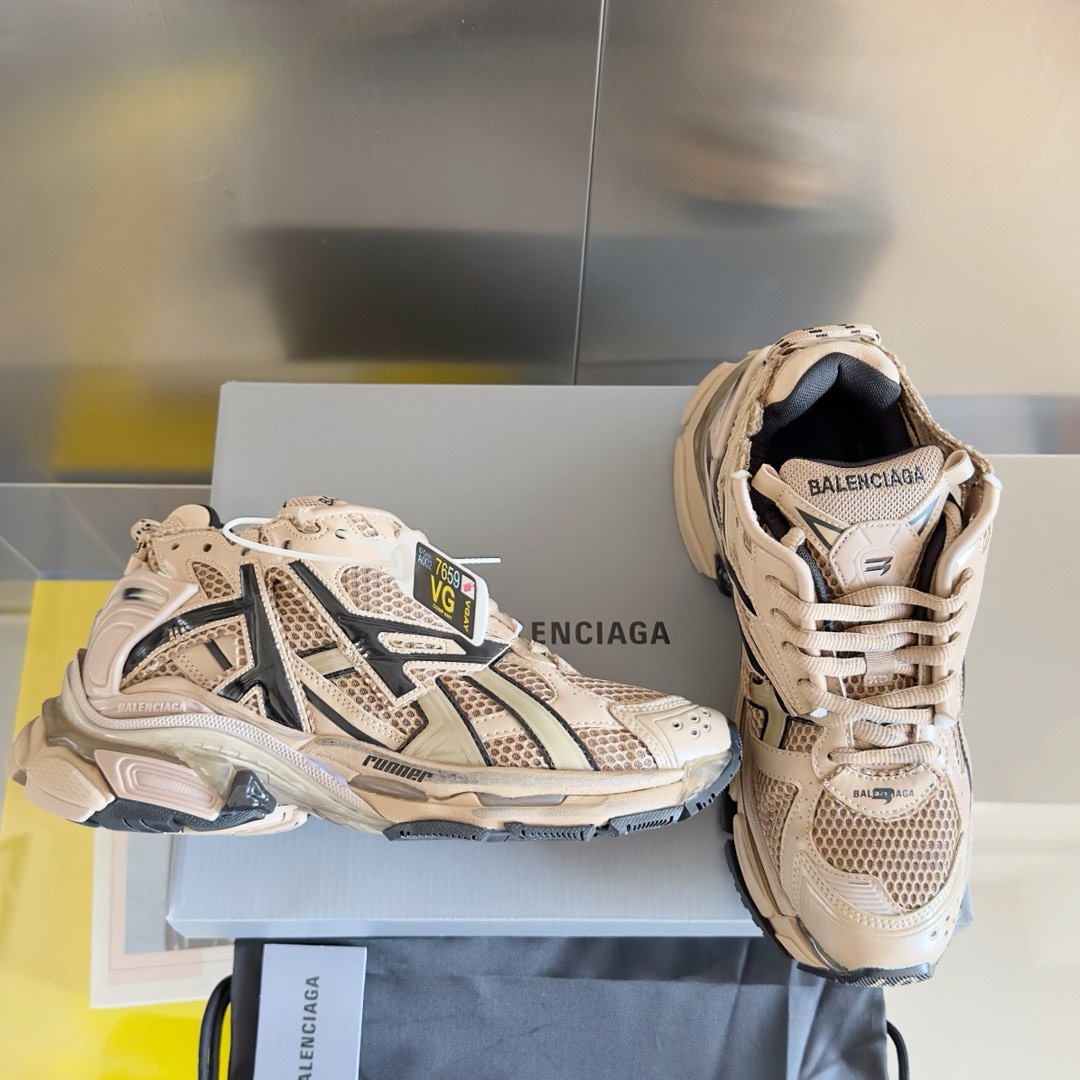 Bagsaaa Ba1en*iaga Runner panelled trainers taupe