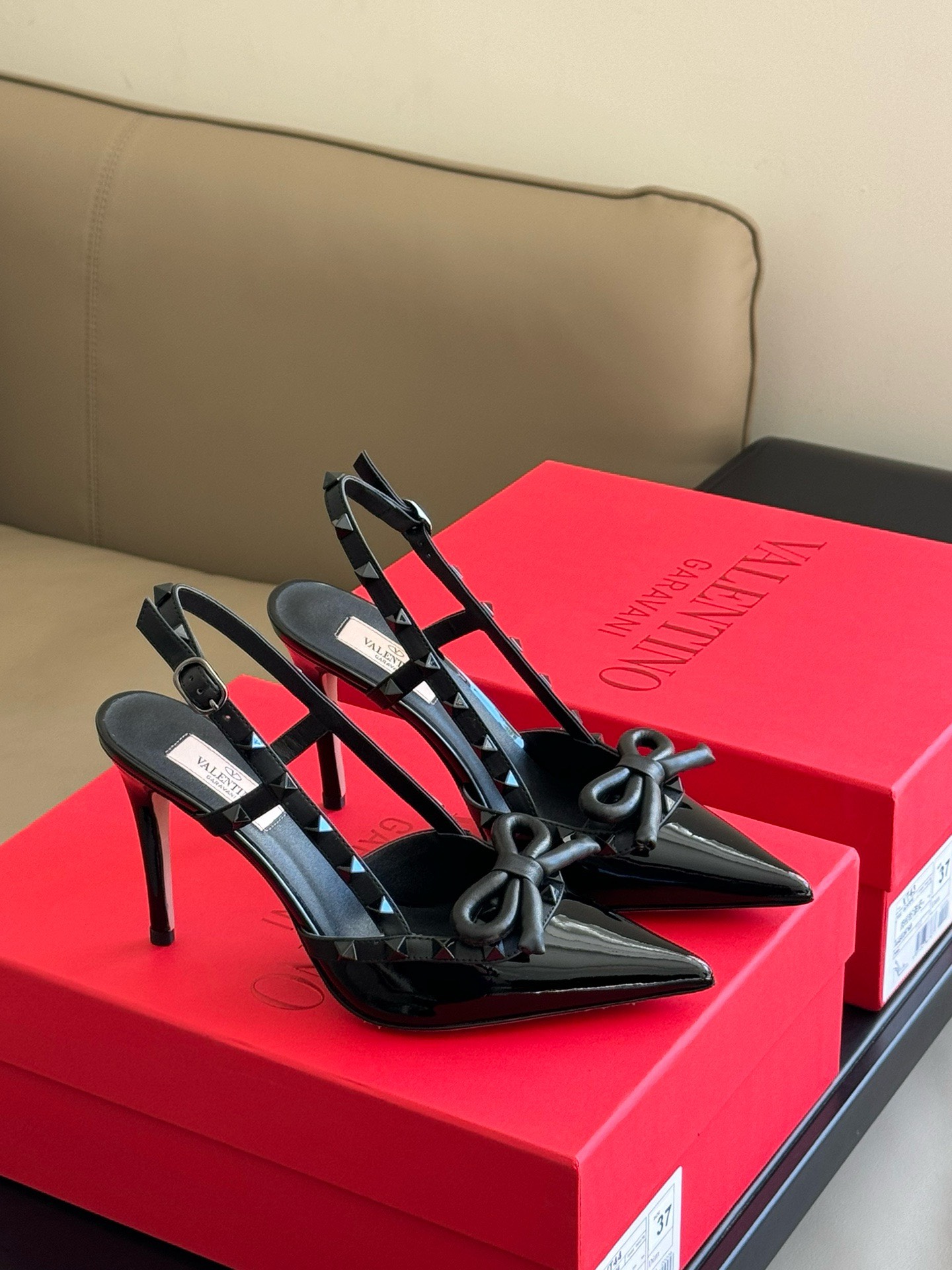 Bagsaaa Va1e*ntin0 Garavani Patent leather slingback with iconic studs