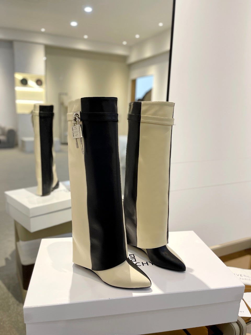 Bagsaaa Givenchy Shark Lock Ankle Long Boots in leather black & white