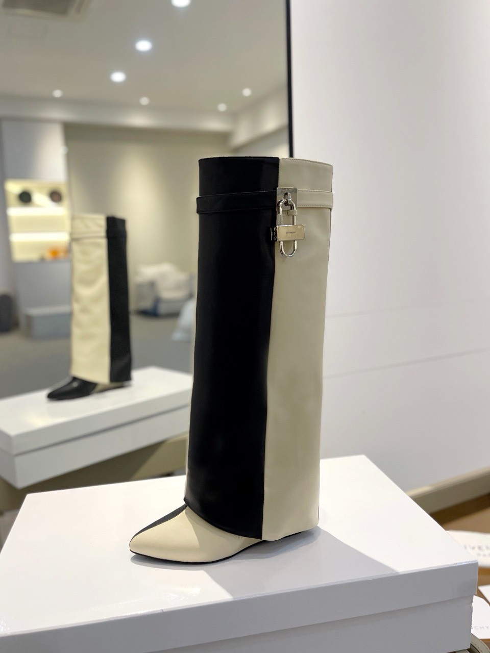 Bagsaaa Givenchy Shark Lock Ankle Long Boots in leather black & white