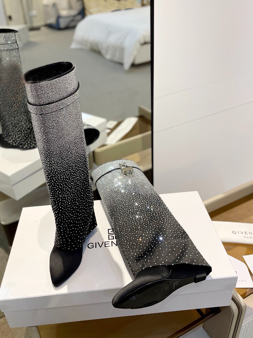 Bagsaaa Givenchy Shark Lock Ankle Long Boots in crystal black