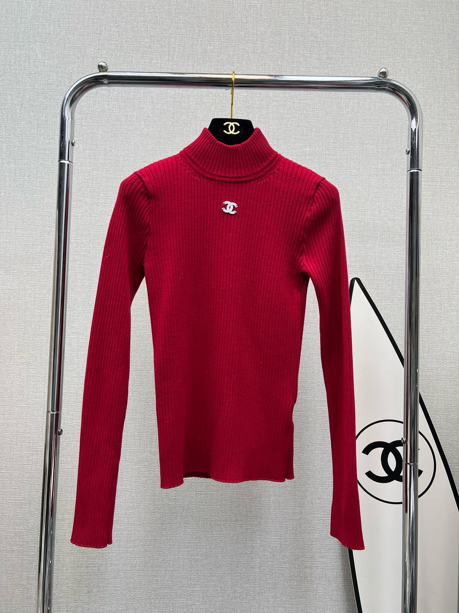 Bagsaaa Ch**el Ribbed-knit mockneck sweater in red