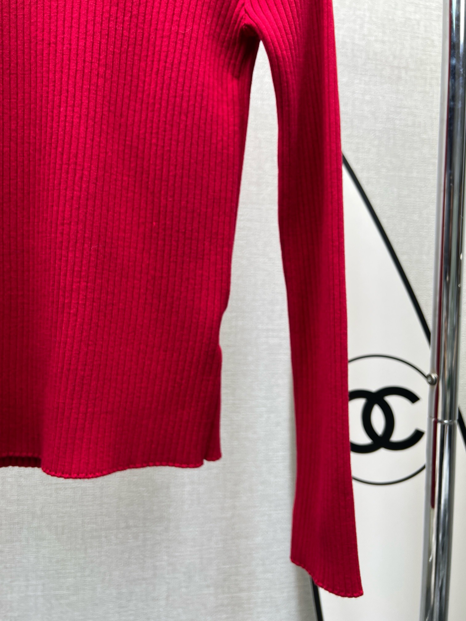 Bagsaaa Ch**el Ribbed-knit mockneck sweater in red