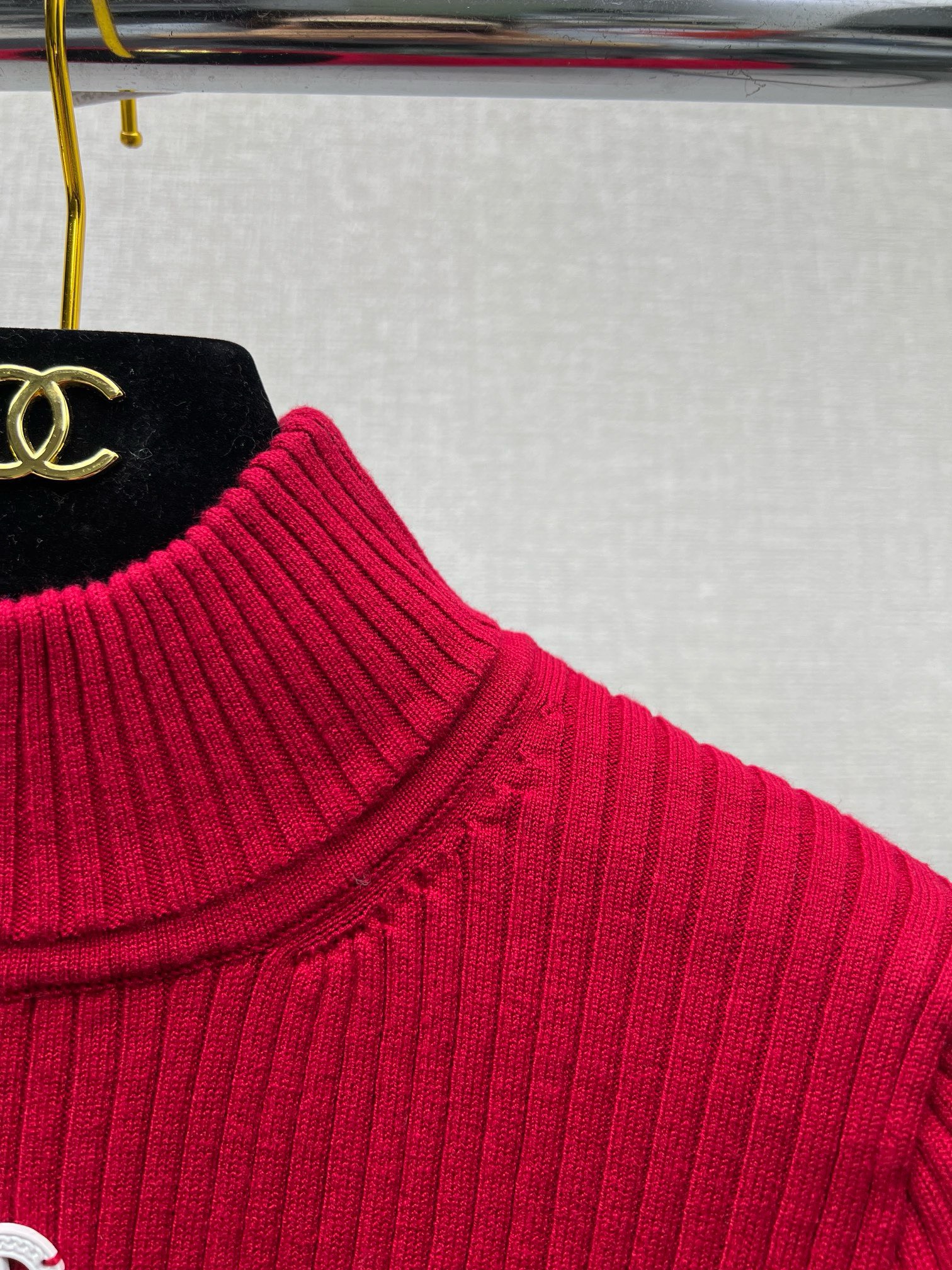 Bagsaaa Ch**el Ribbed-knit mockneck sweater in red