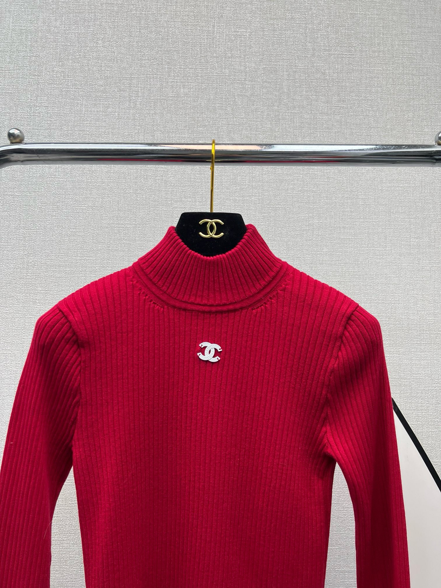 Bagsaaa Ch**el Ribbed-knit mockneck sweater in red