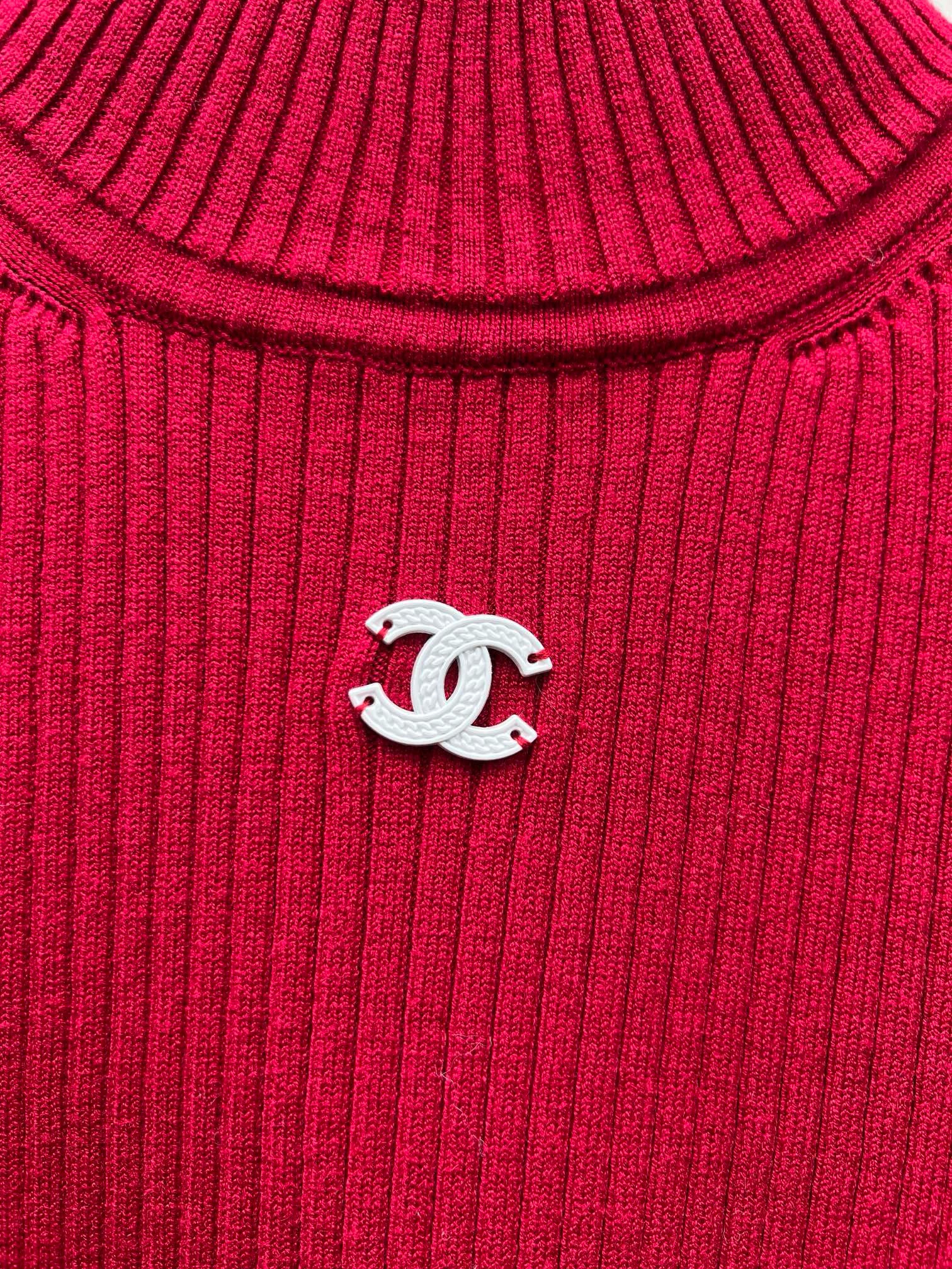 Bagsaaa Ch**el Ribbed-knit mockneck sweater in red