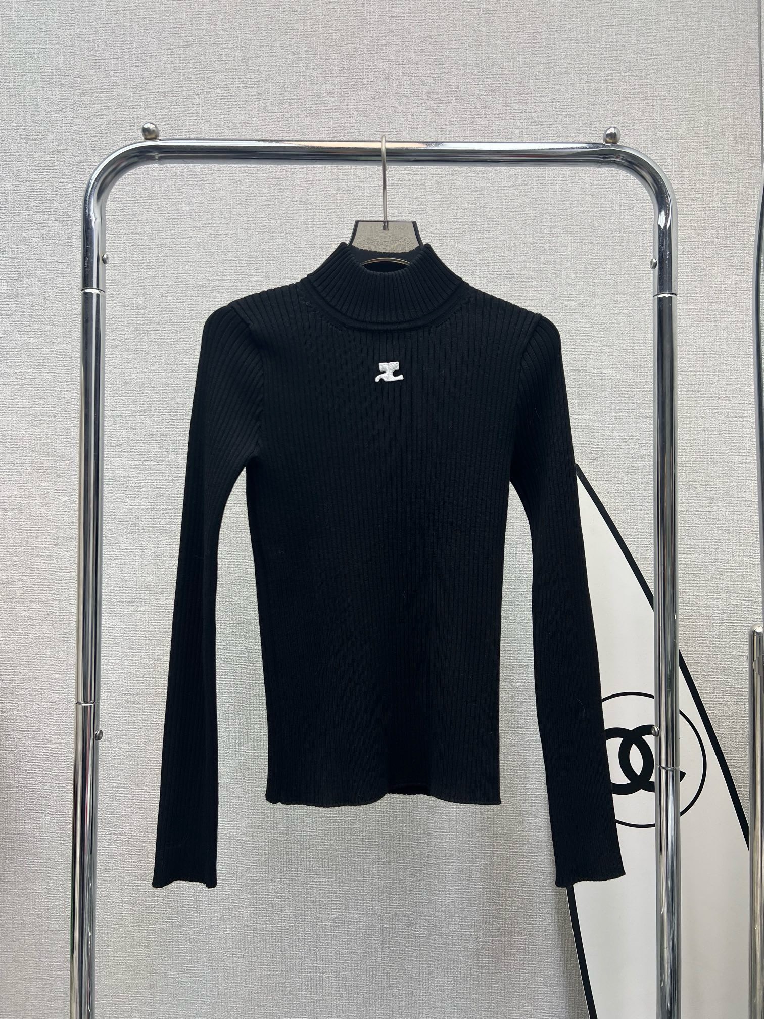 Bagsaaa Ch**el Ribbed-knit mockneck sweater in black