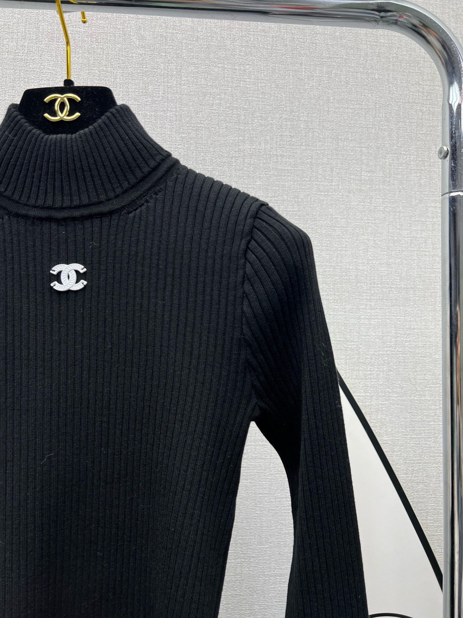 Bagsaaa Ch**el Ribbed-knit mockneck sweater in black