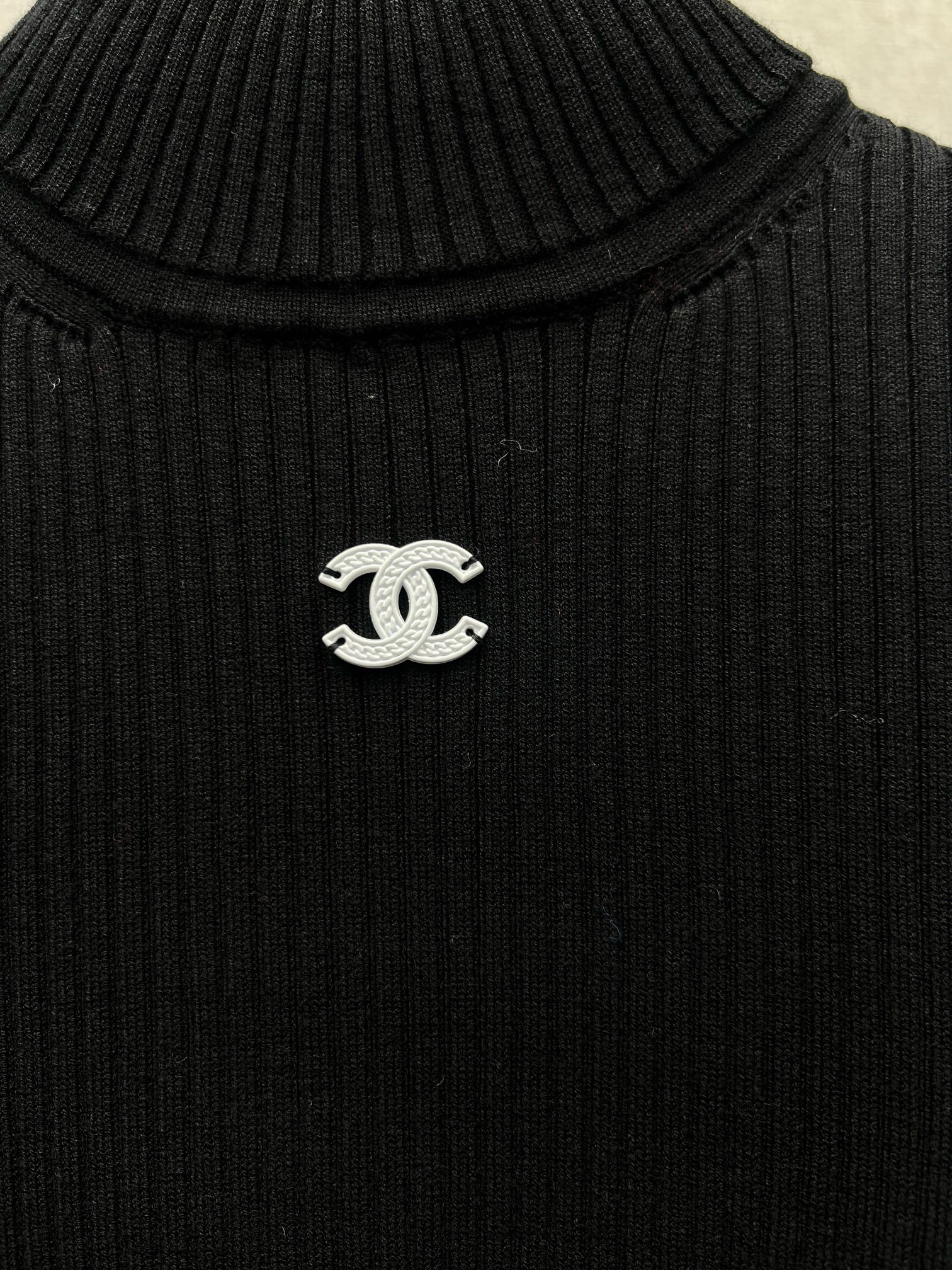 Bagsaaa Ch**el Ribbed-knit mockneck sweater in black