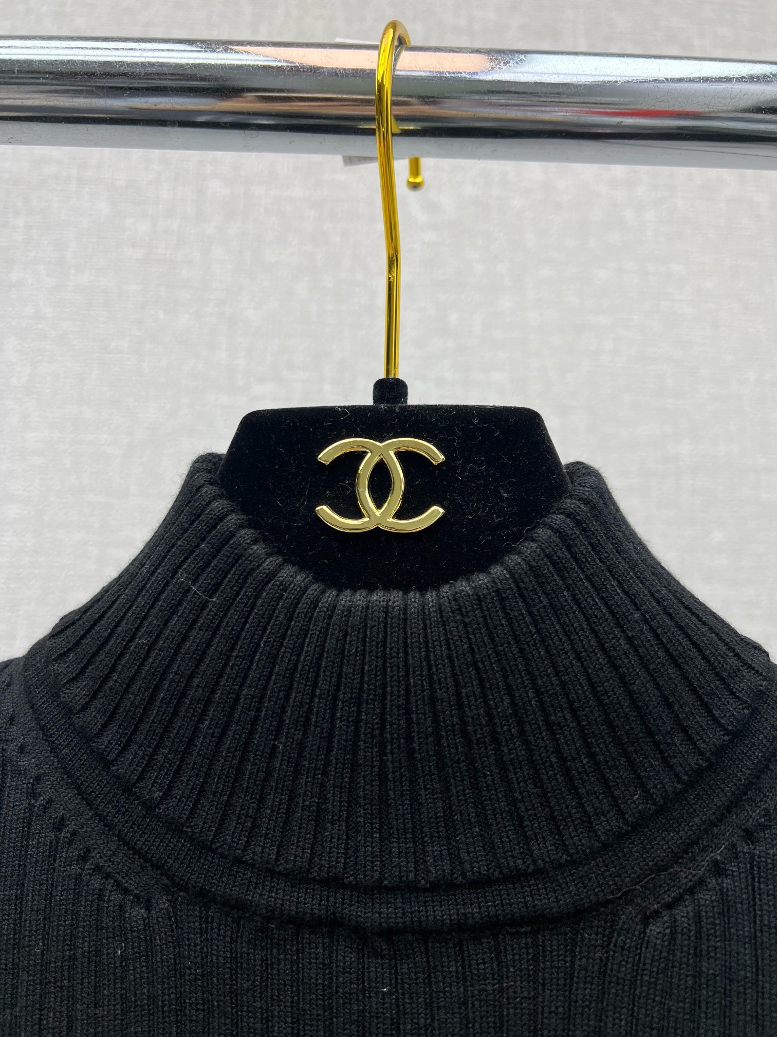 Bagsaaa Ch**el Ribbed-knit mockneck sweater in black