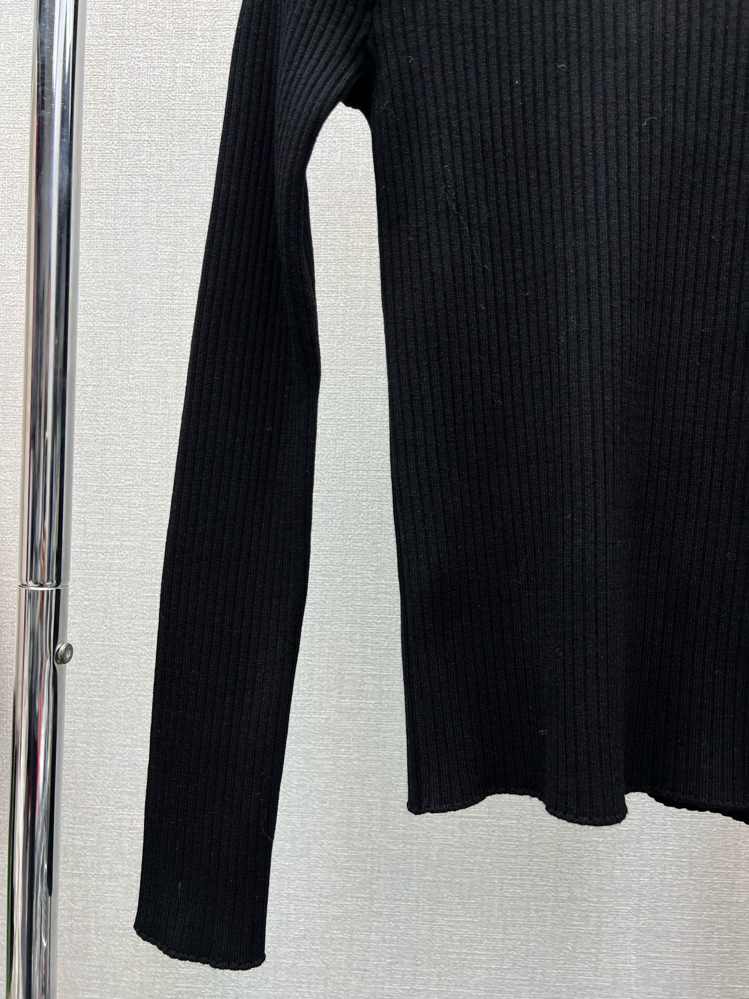 Bagsaaa Ch**el Ribbed-knit mockneck sweater in black