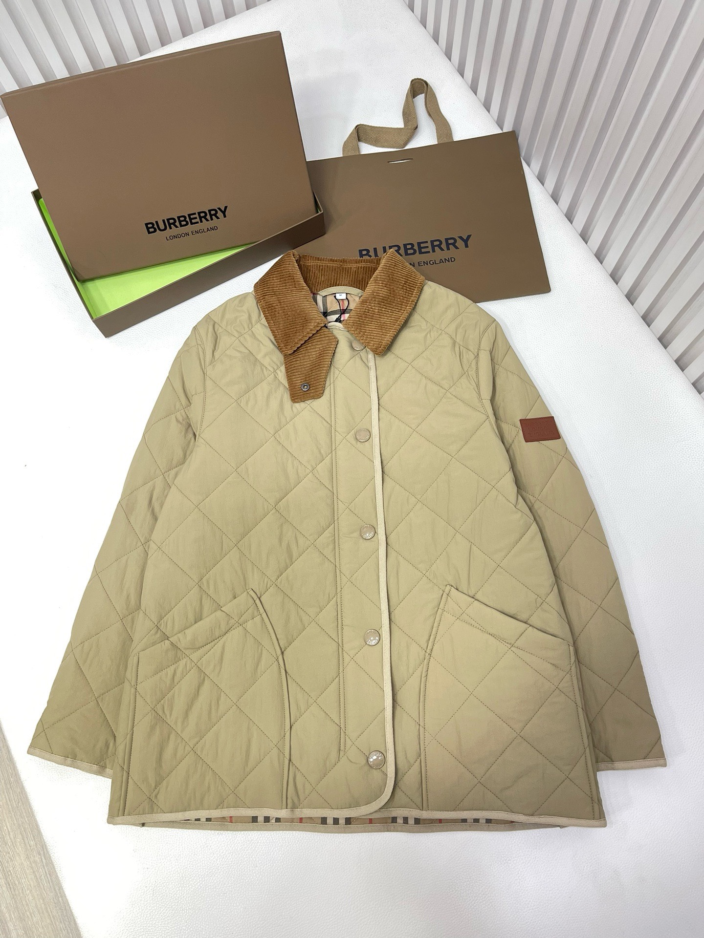 Bagsaaa Bv*b*rry Quilted jacket in beige