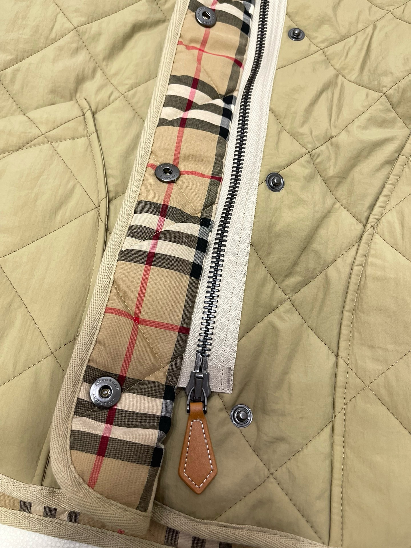 Bagsaaa Bv*b*rry Quilted jacket in beige
