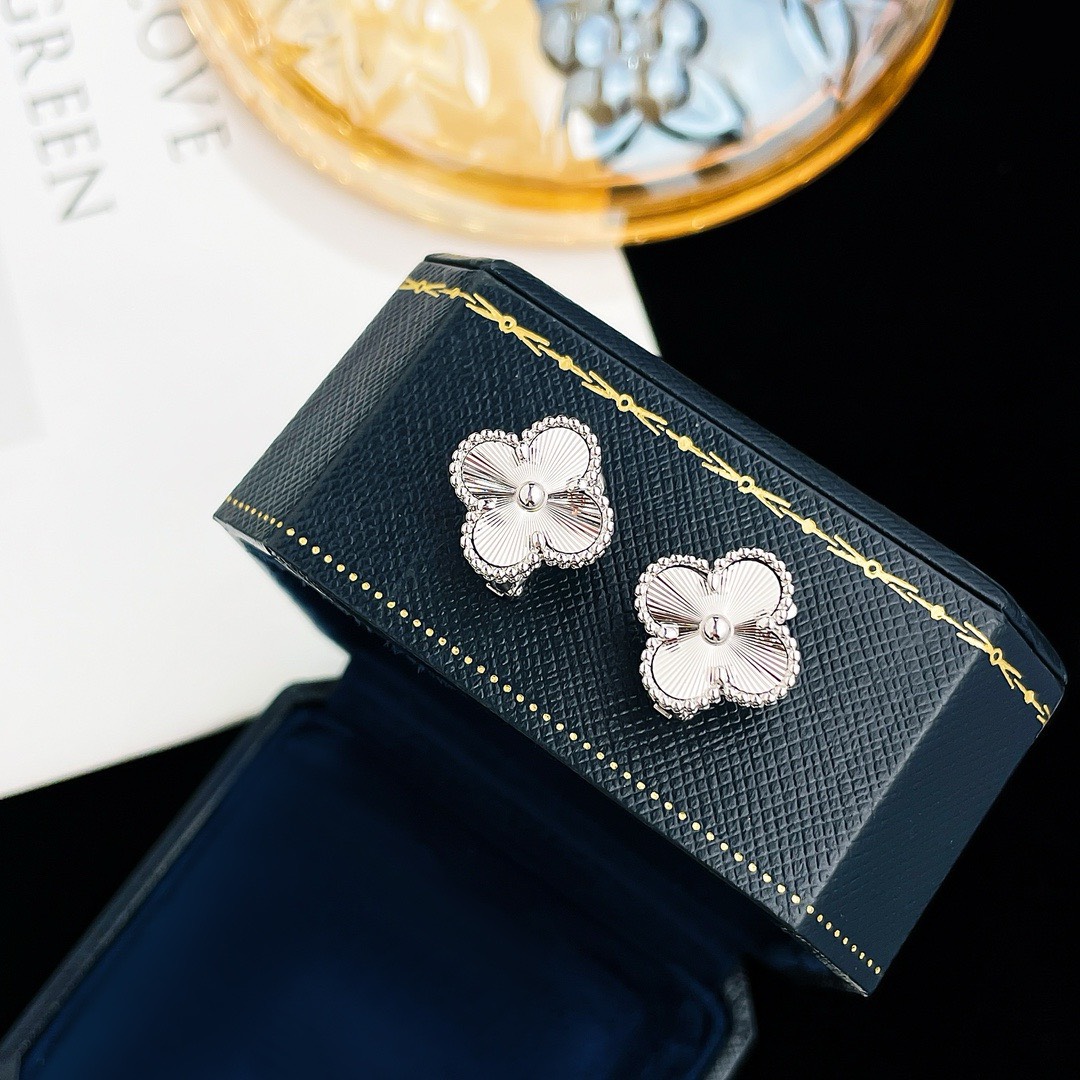 Bagsaaa V*n Cl**f & Arp*1s Clover Silver Earrings