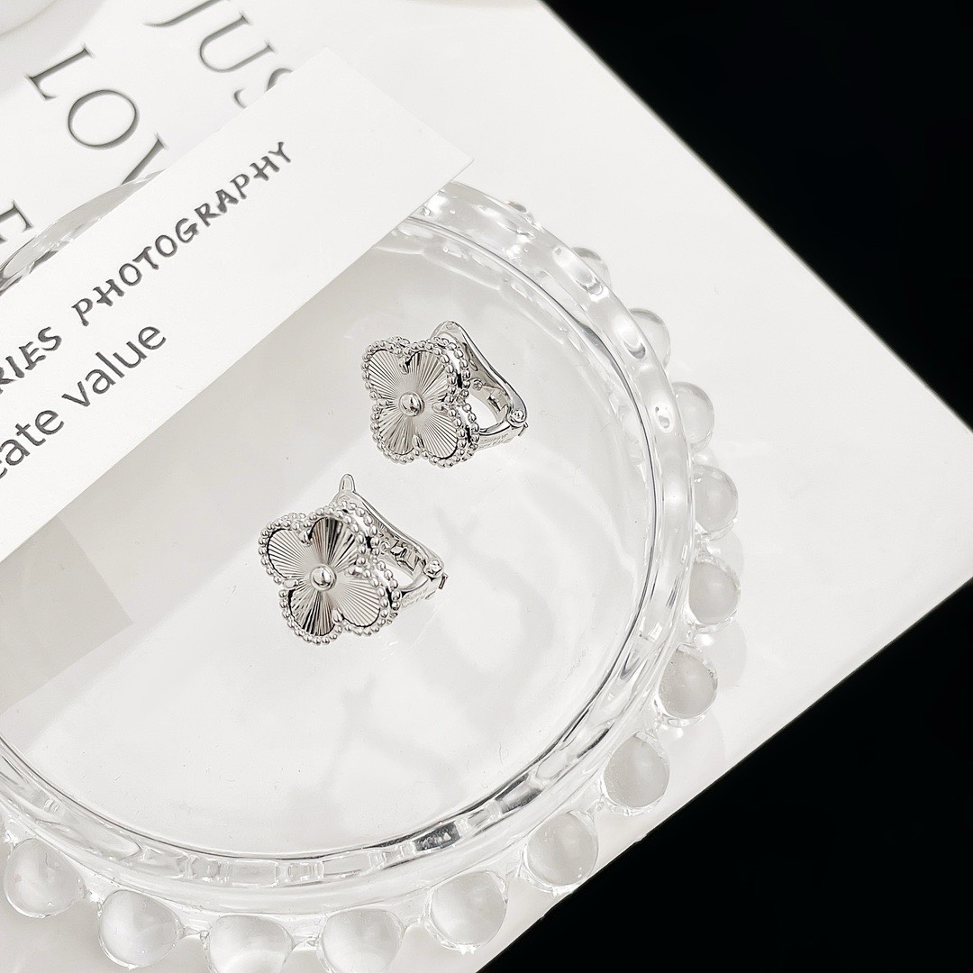 Bagsaaa V*n Cl**f & Arp*1s Clover Silver Earrings