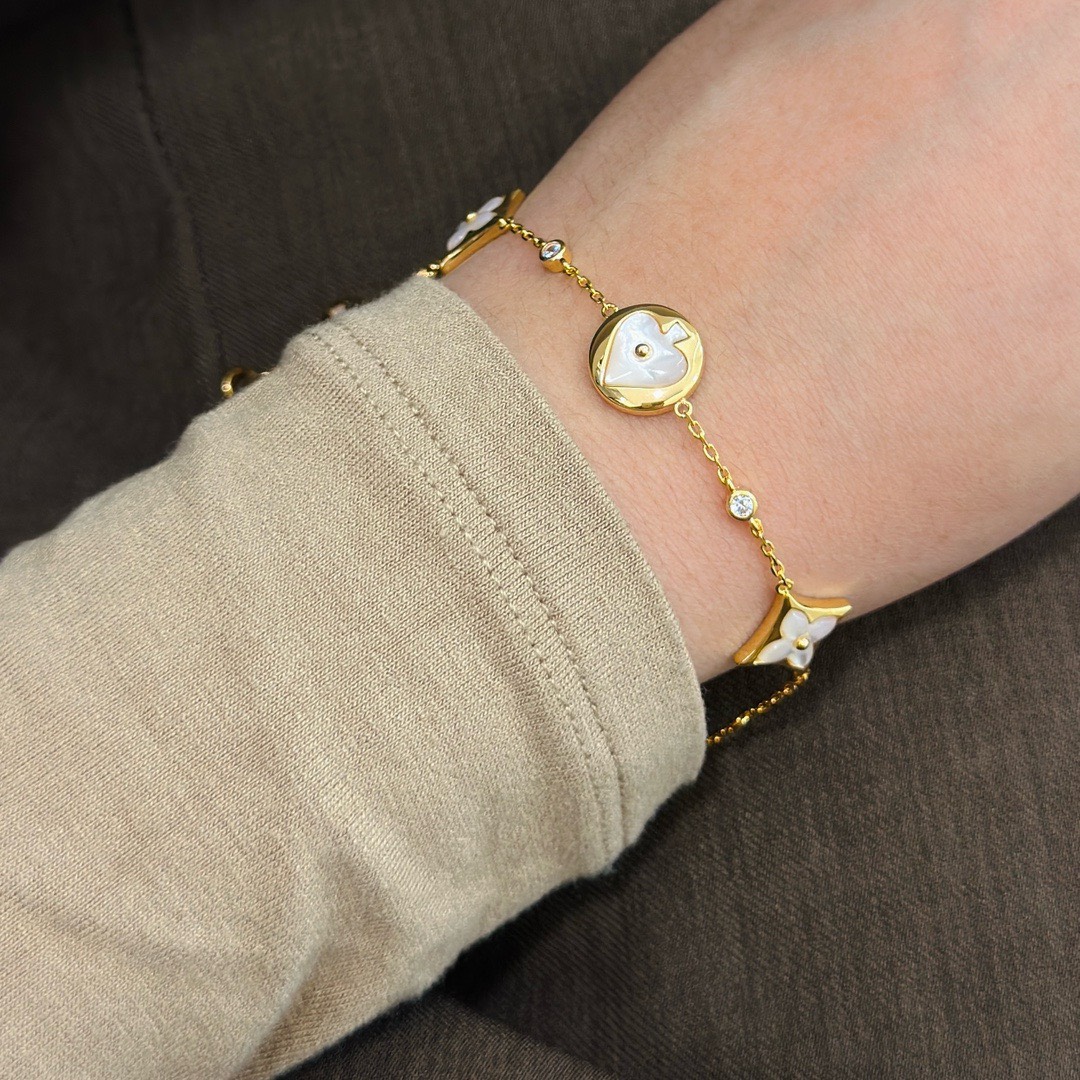 Bagsaaa L0vis Vvtt0n 18K Monogram D1am0nd & Mother Of Pearl Bracelet