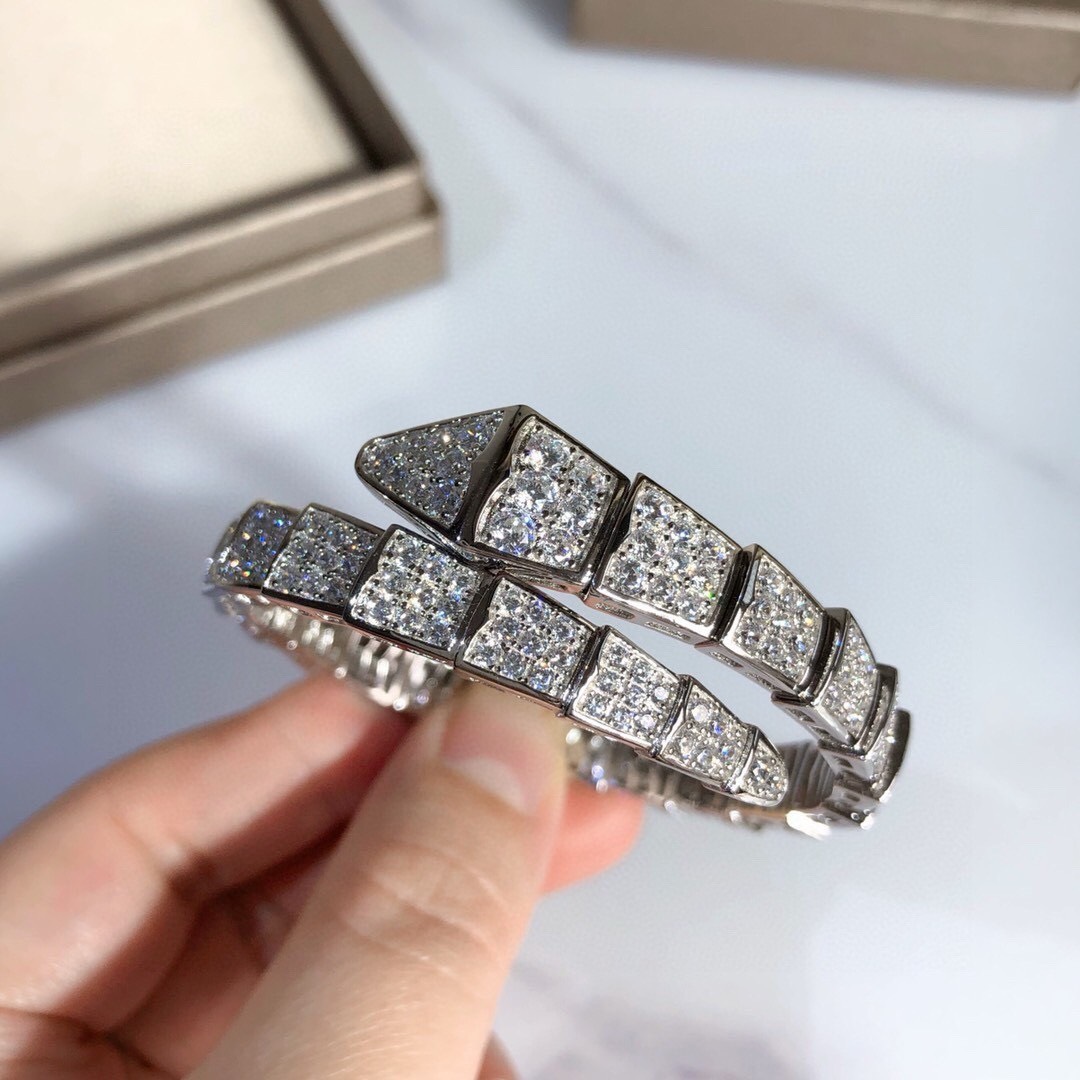 Bagsaaa Bv1g*ai Serpenti Viper one-coil bracelet in 18 kt white gold, set with full pavé D1am0nds.