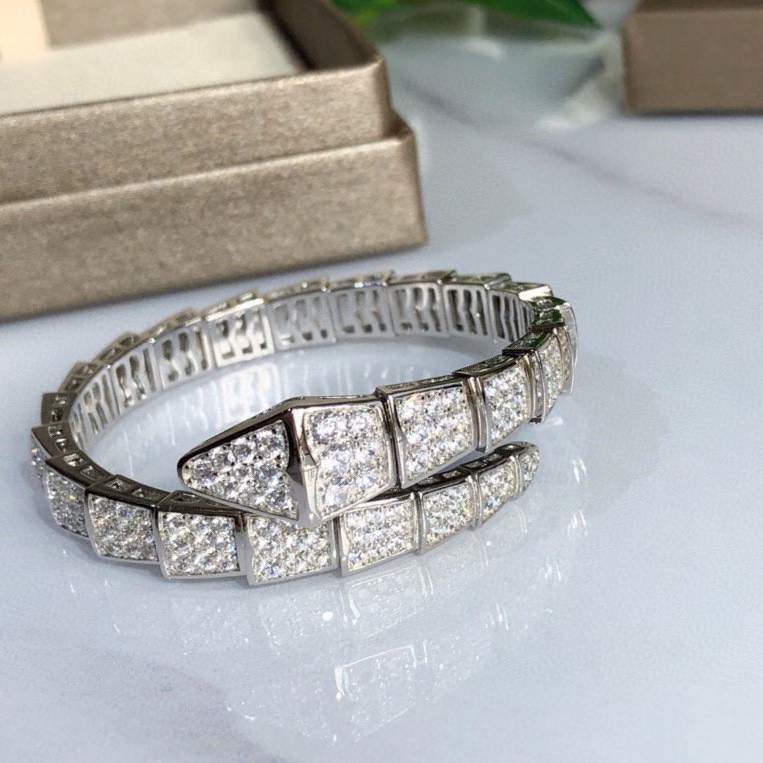 Bagsaaa Bv1g*ai Serpenti Viper one-coil bracelet in 18 kt white gold, set with full pavé D1am0nds.