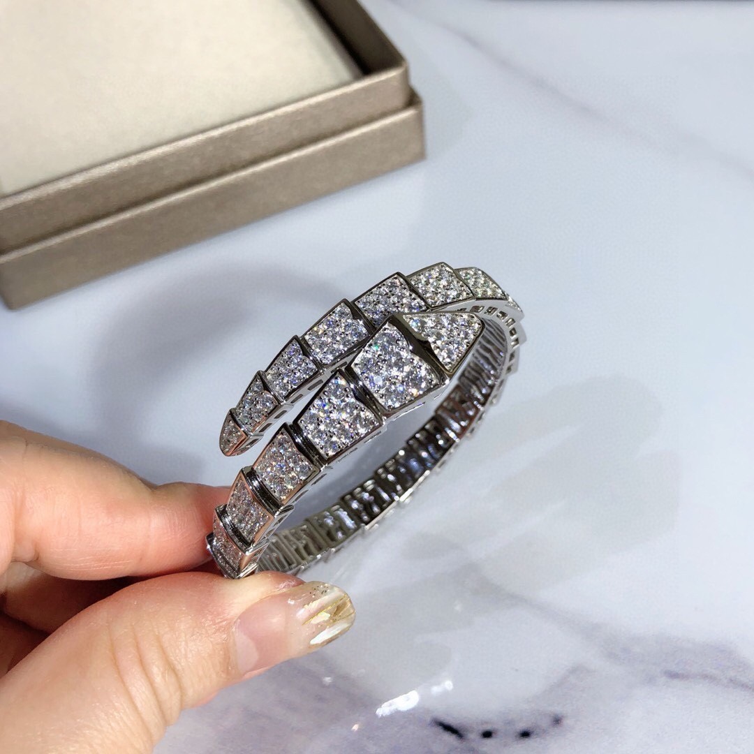 Bagsaaa Bv1g*ai Serpenti Viper one-coil bracelet in 18 kt white gold, set with full pavé D1am0nds.