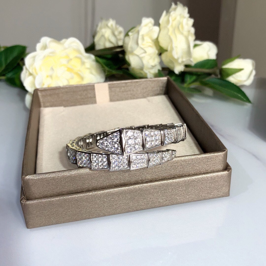 Bagsaaa Bv1g*ai Serpenti Viper one-coil bracelet in 18 kt white gold, set with full pavé D1am0nds.