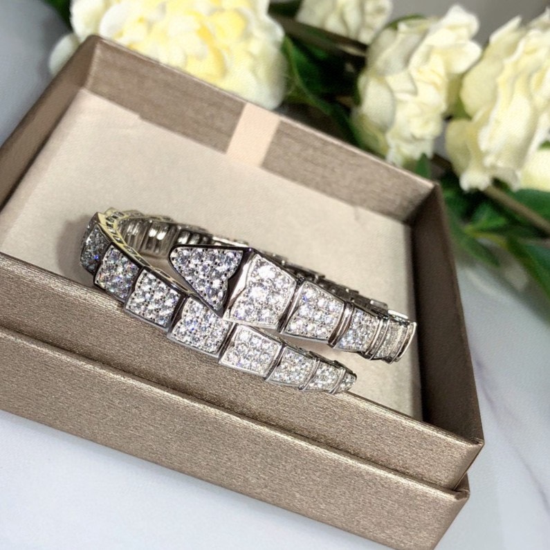 Bagsaaa Bv1g*ai Serpenti Viper one-coil bracelet in 18 kt white gold, set with full pavé D1am0nds.
