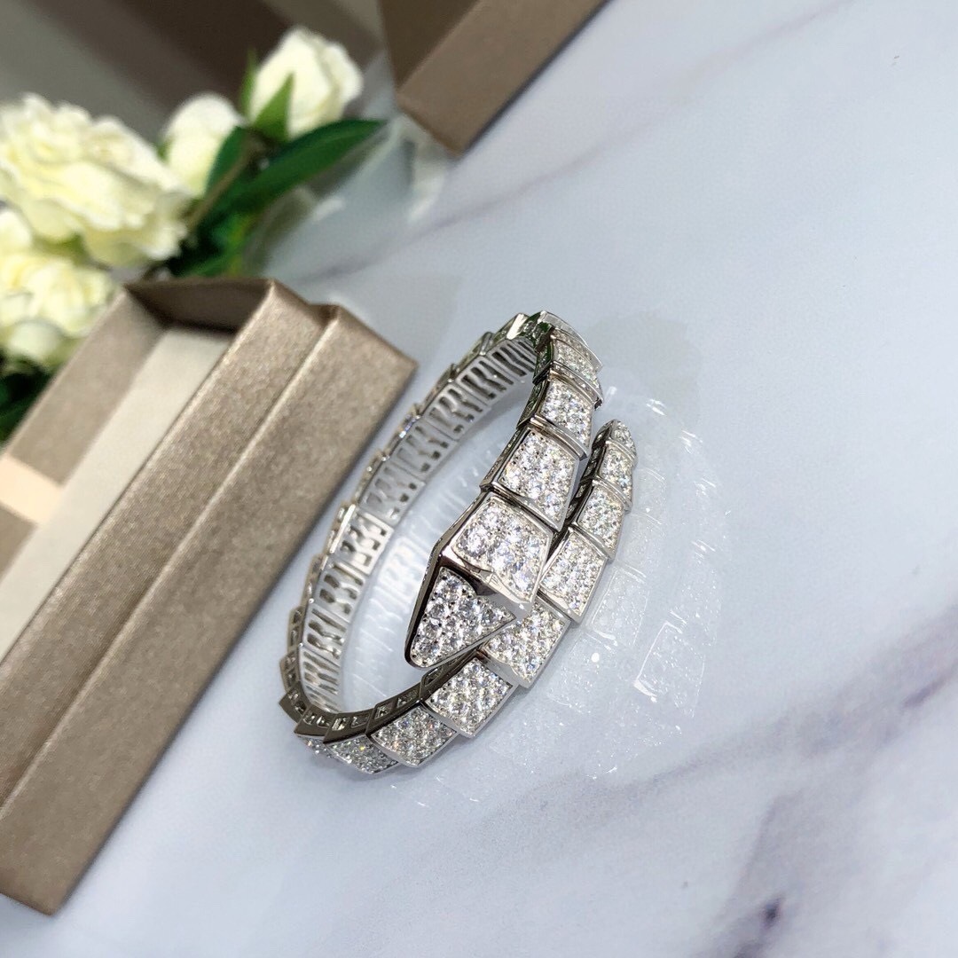 Bagsaaa Bv1g*ai Serpenti Viper one-coil bracelet in 18 kt white gold, set with full pavé D1am0nds.