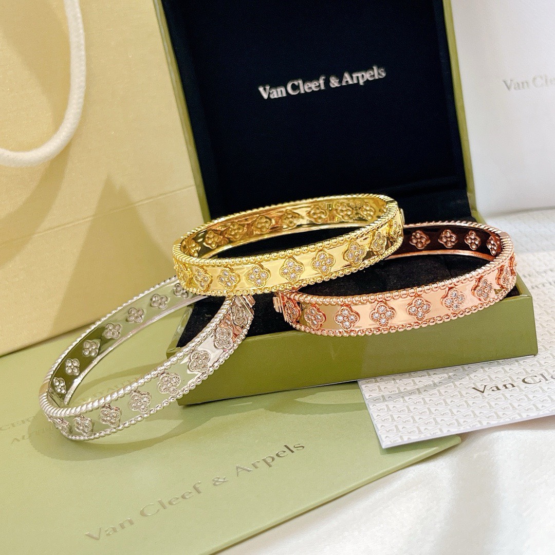 Bagsaaa V*n Cl**f & Arp*1s Perlee Clovers Bracelet 