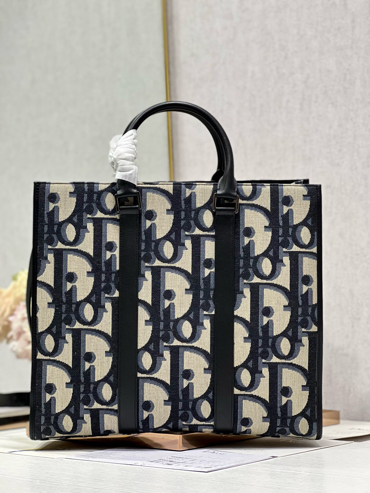 Bagsaaa D10r East - West Tote Bag Beige and Black Maxi D10r Oblique Jacquard