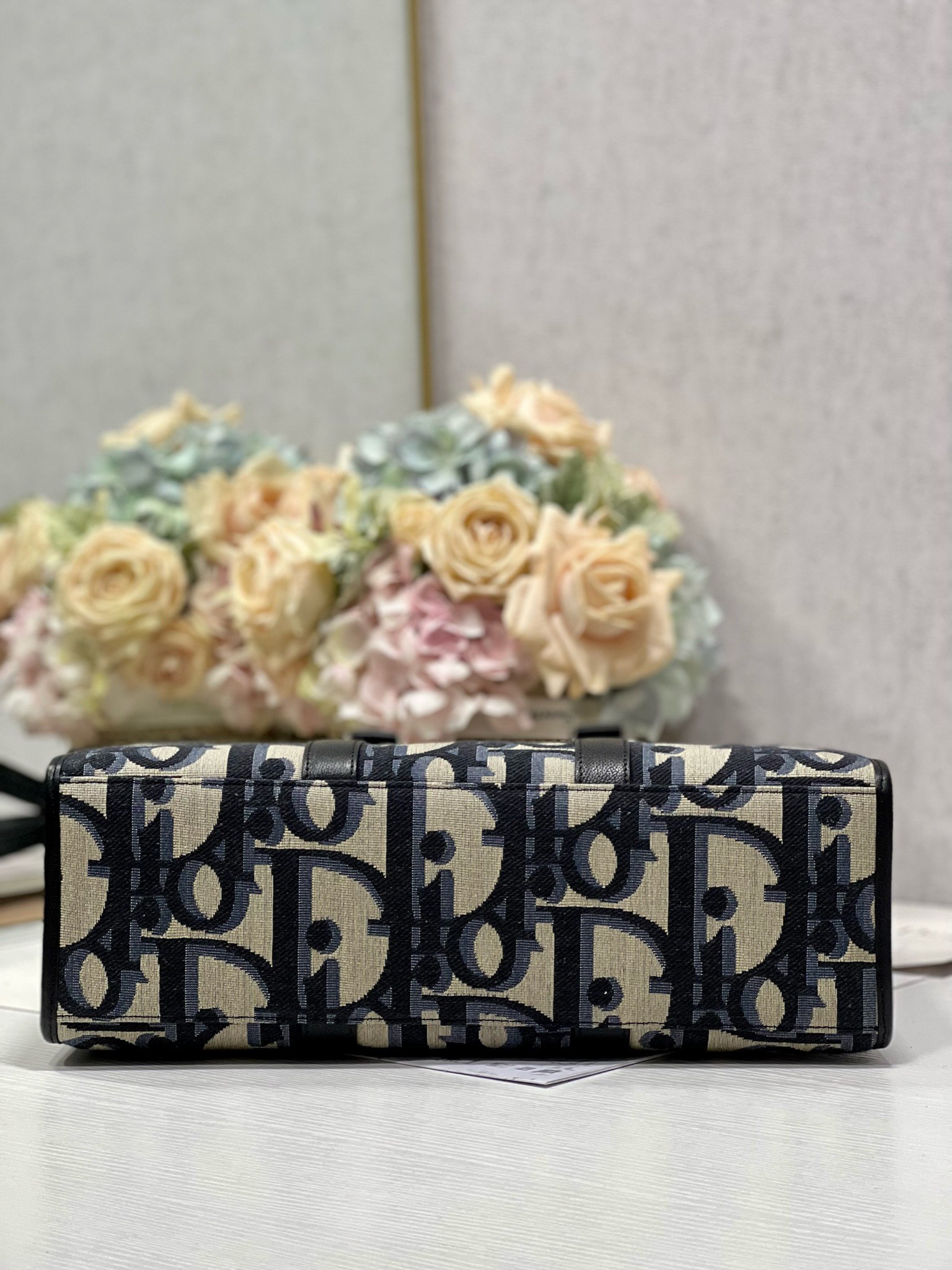 Bagsaaa D10r East - West Tote Bag Beige and Black Maxi D10r Oblique Jacquard