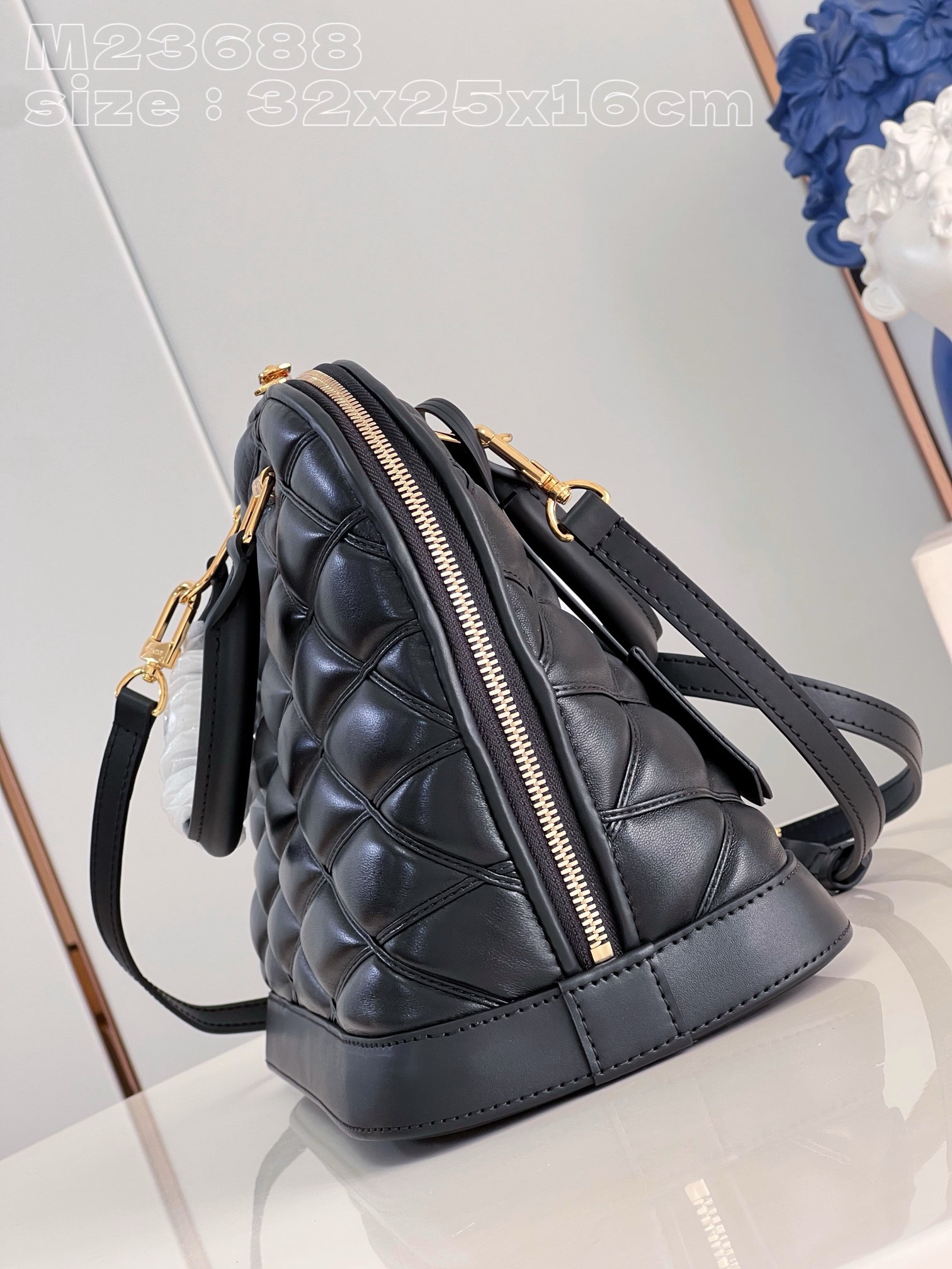 Bagsaaa L0vis Vvtt0n Alma PM Black In Crisscross lining -32 x 25 x 16 cm
