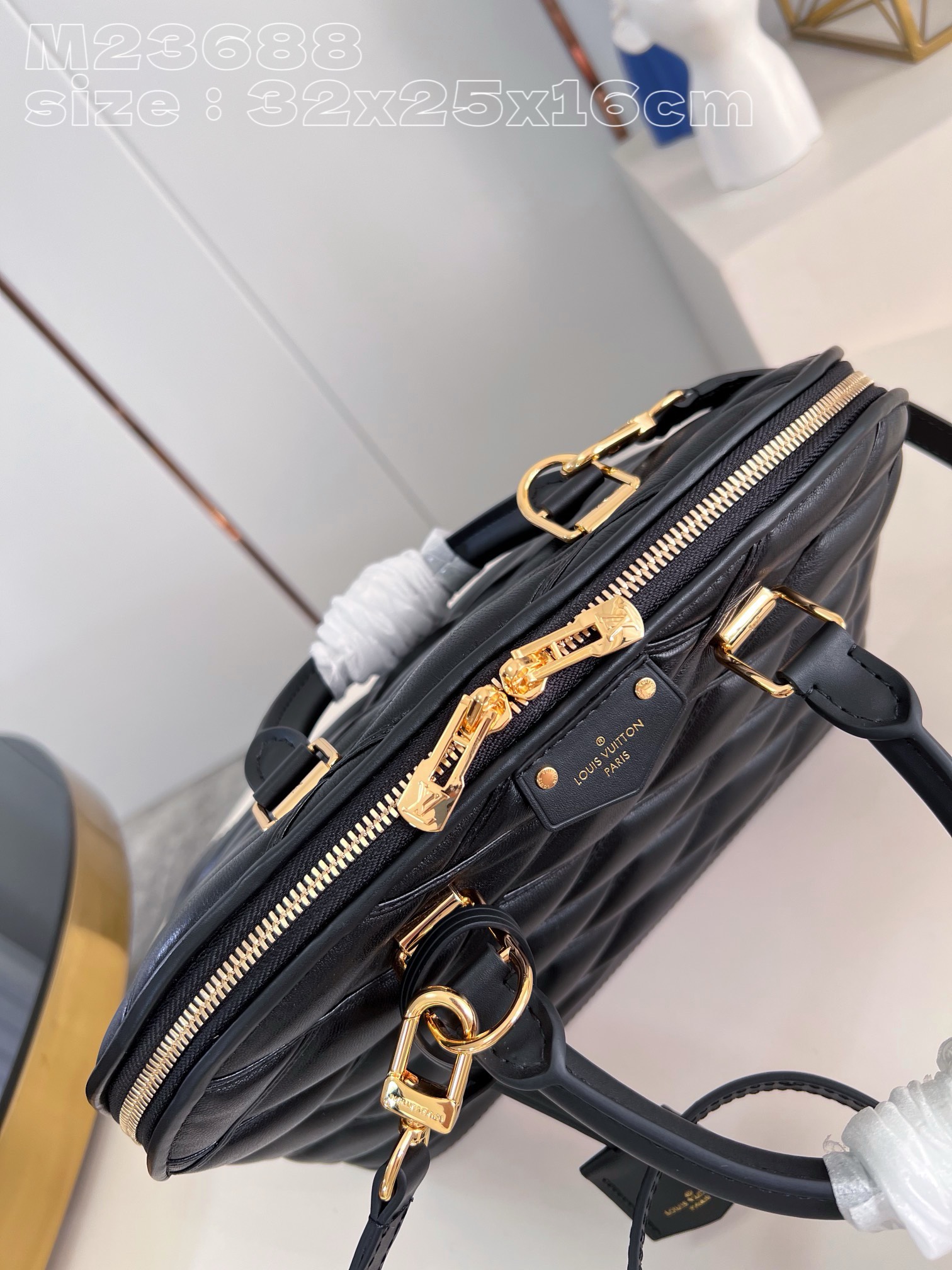 Bagsaaa L0vis Vvtt0n Alma PM Black In Crisscross lining -32 x 25 x 16 cm