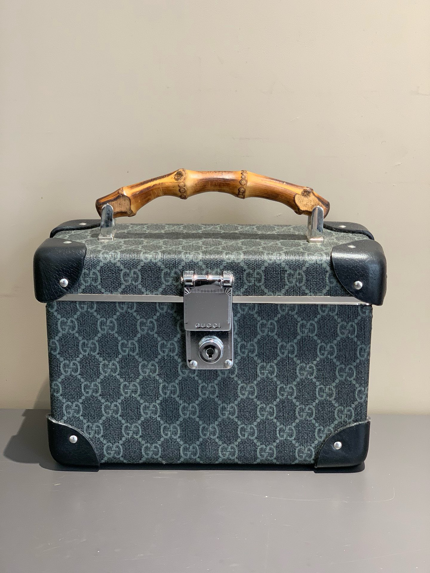 Bagsaaa Gvc*1 Brown Globe-Trotter GG Case Black