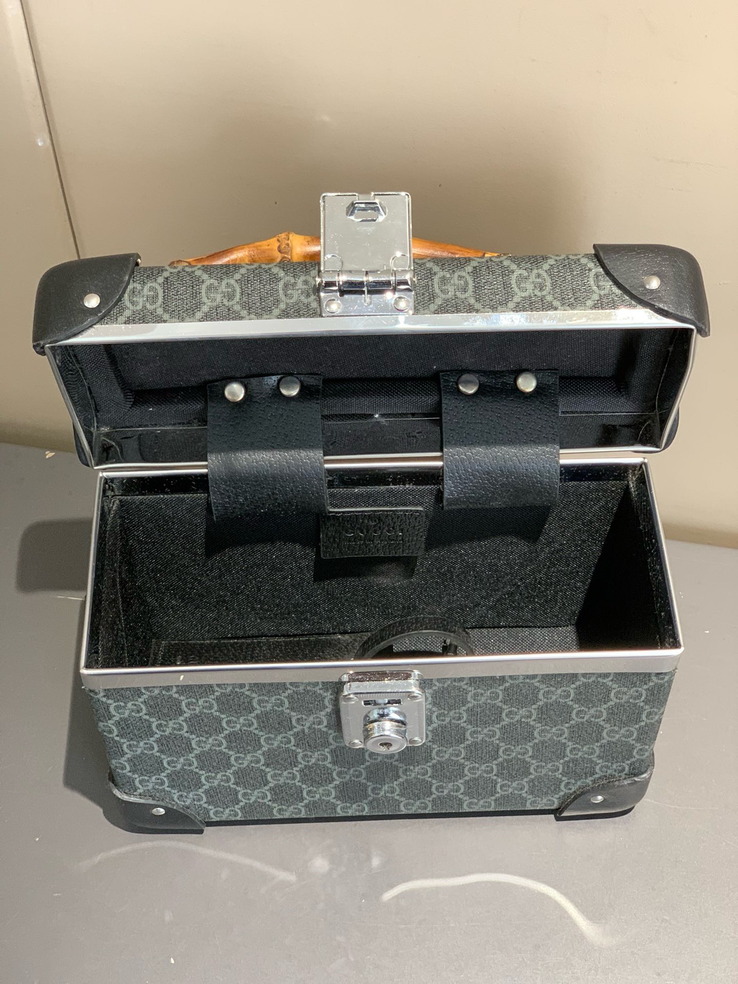 Bagsaaa Gvc*1 Brown Globe-Trotter GG Case Black
